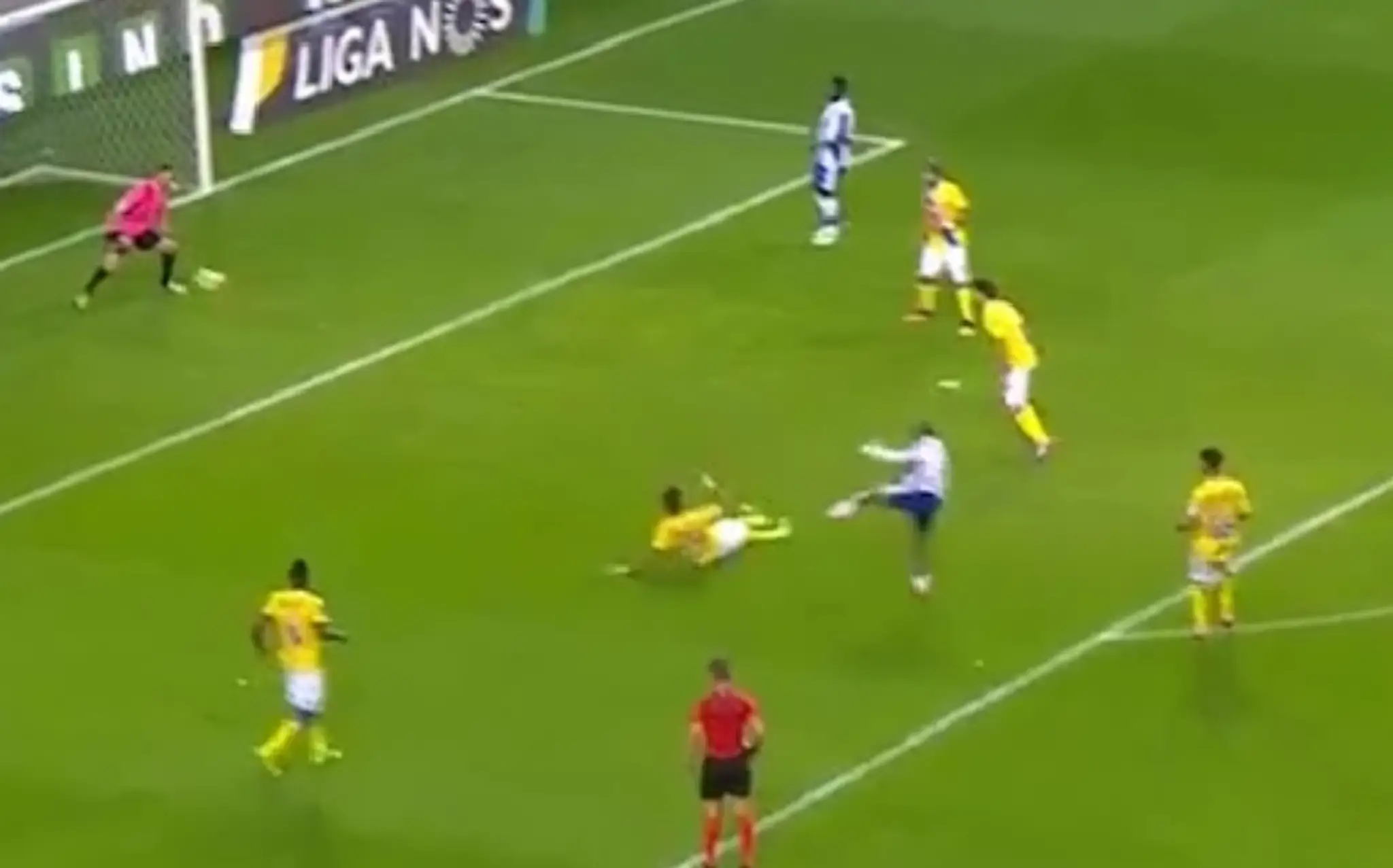 Yacine Brahimi strieľa gól brankárovi Aroucy.