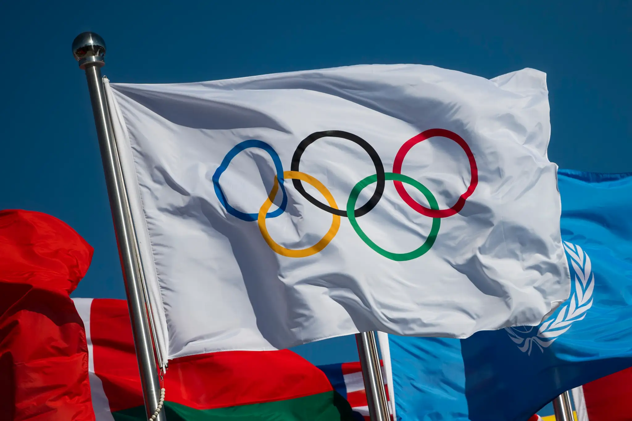 Olympijská vlajka v Pekingu počas ZOH 2022.