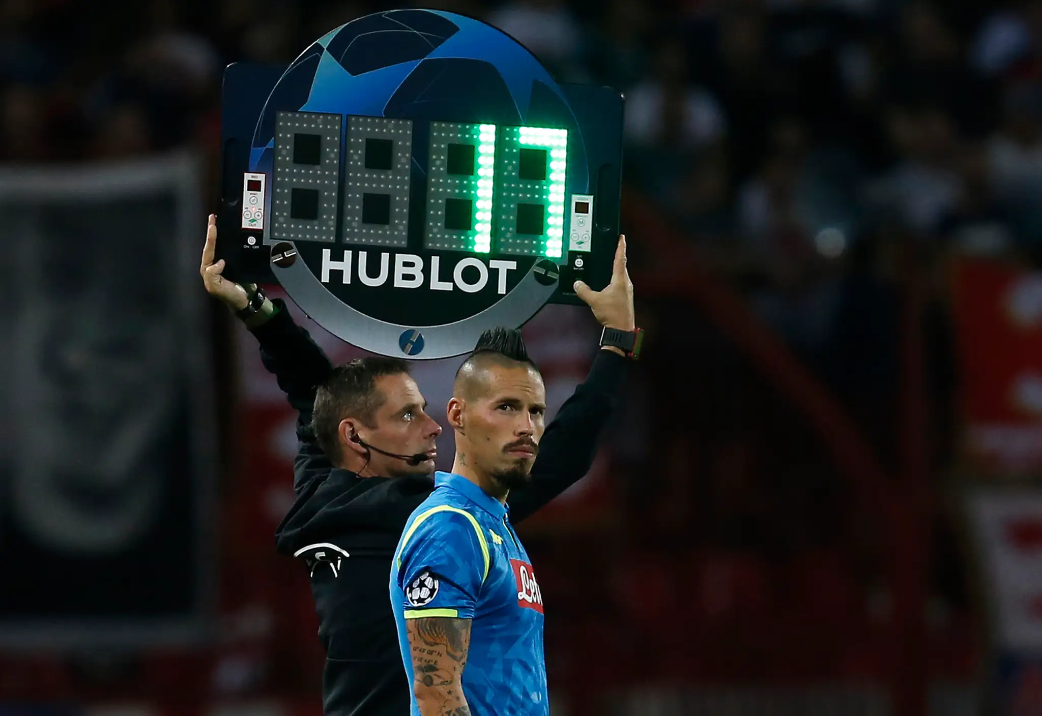 Marek Hamšík z Neapola reaguje v zápase LM na pôde Crvenej zvezdy.