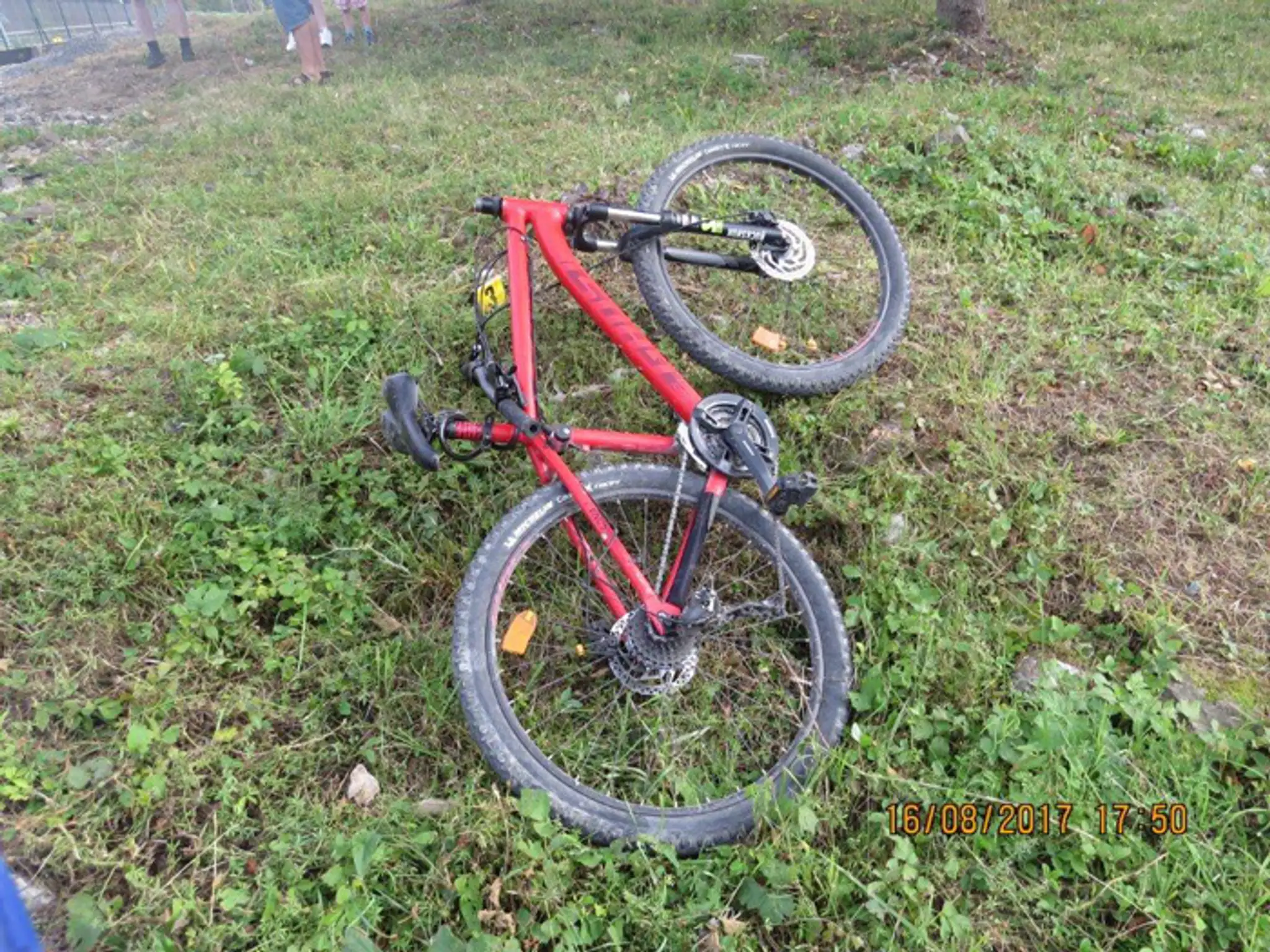 Zdemolovaný bicykel po zrážke s vlakom.