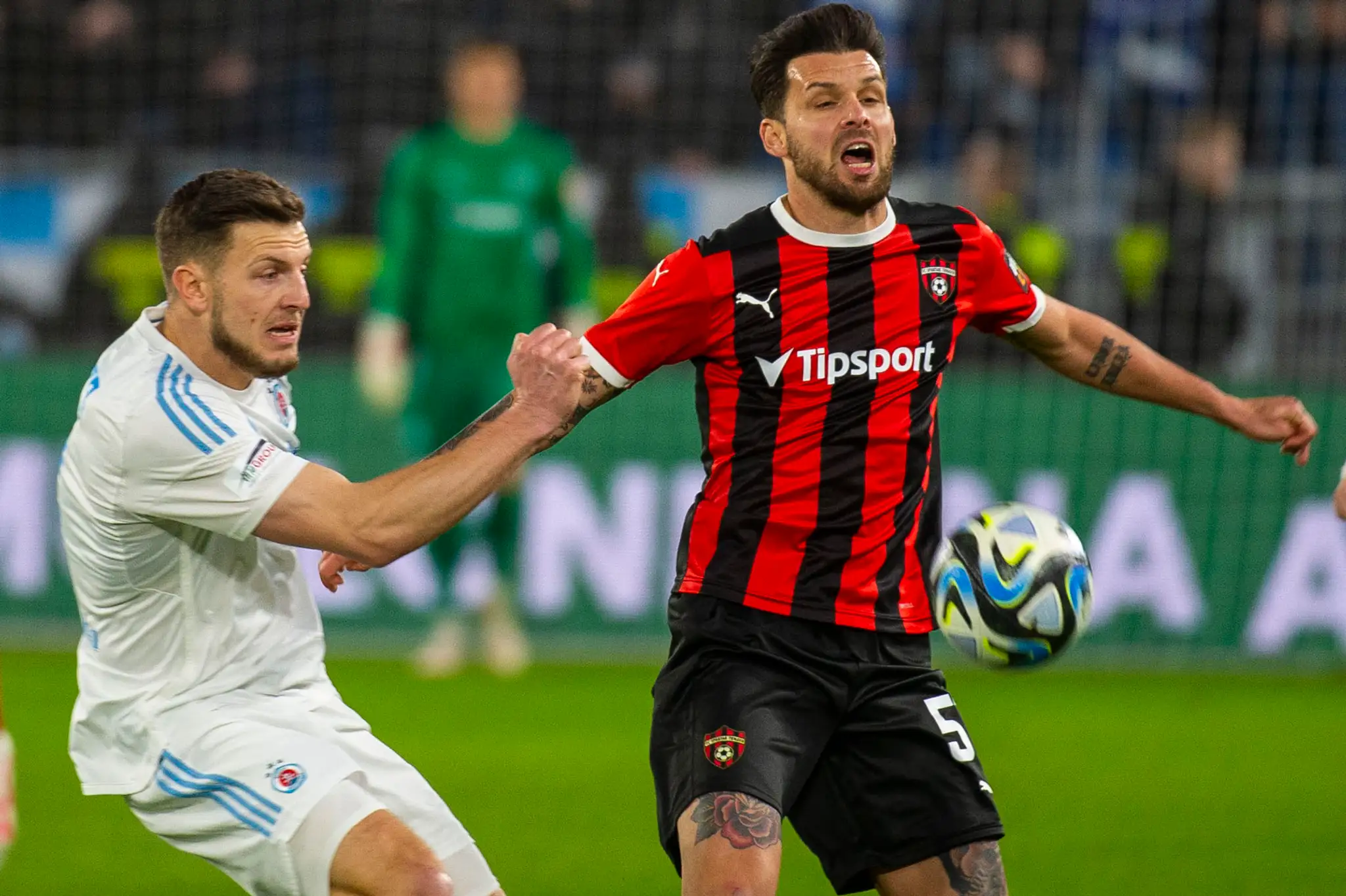 Zľava Kevin Wimmer (Slovan) a Michal Ďuriš (Trnava) v 2. kole nadstavbovej časti Niké ligy v skupine o titul.