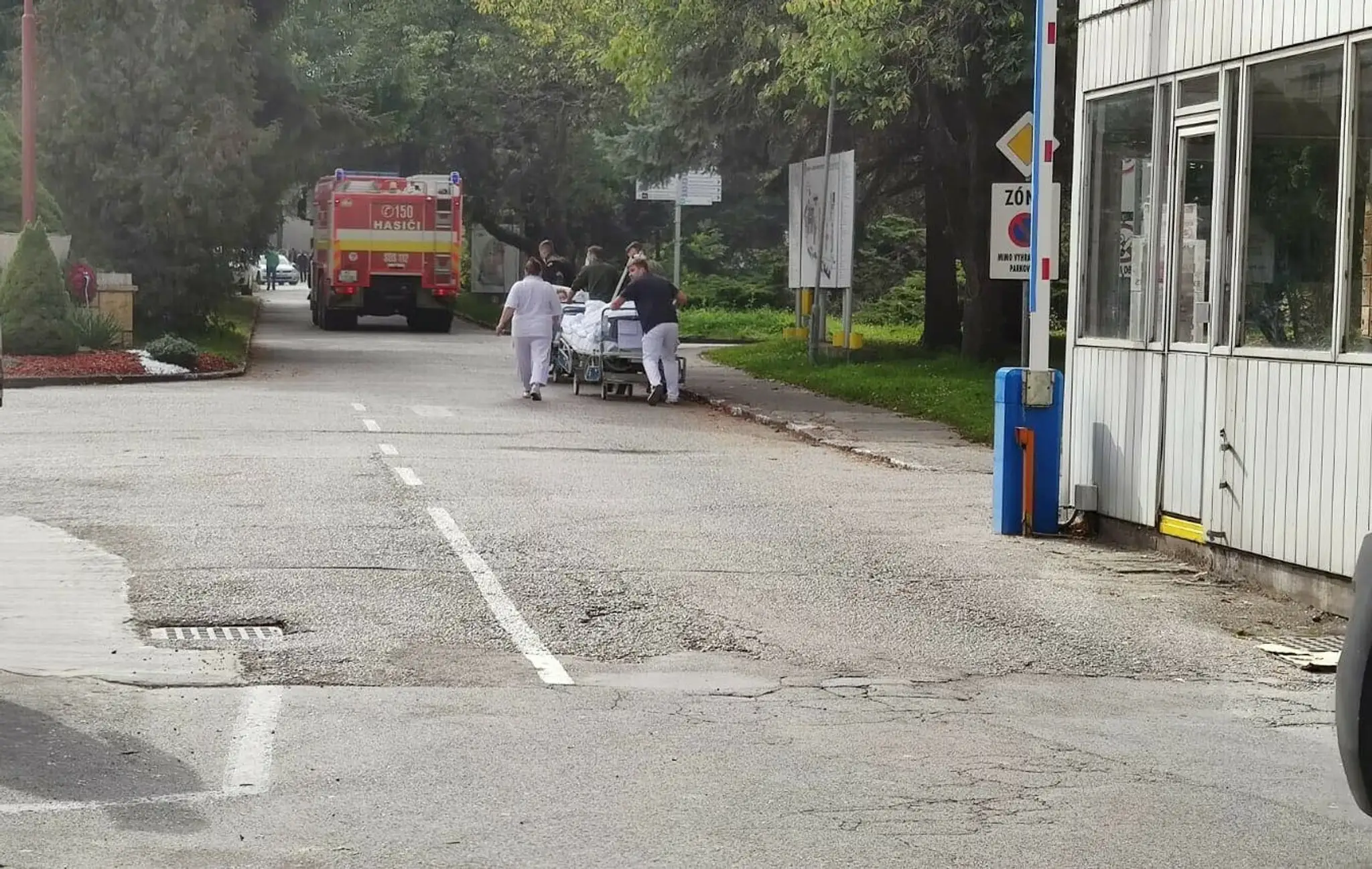 Evakuacia pacientov v nemocnici v Ružomberku.