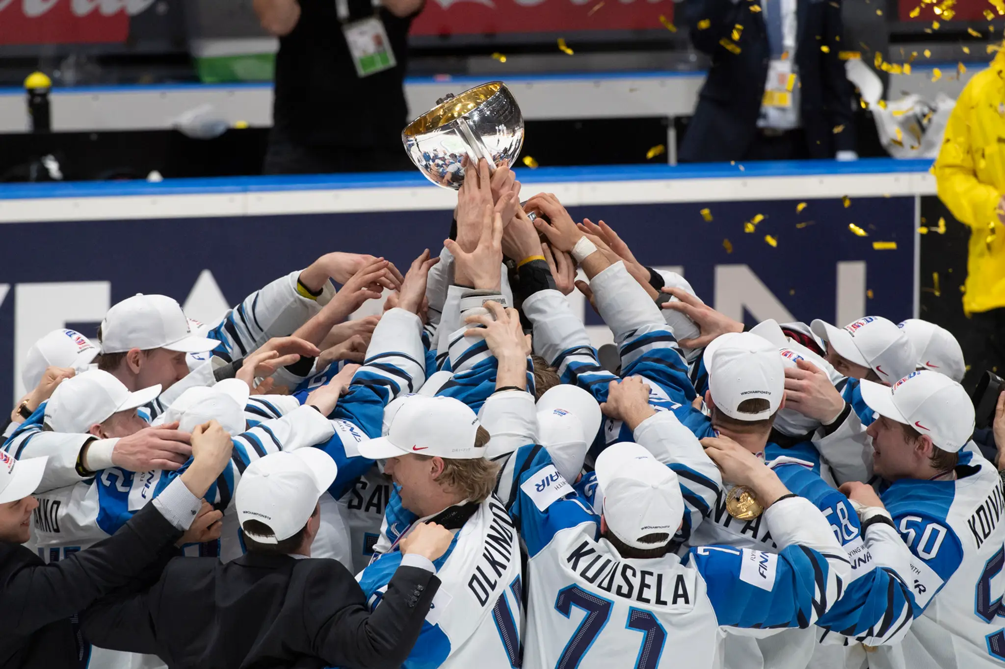 Fín Marko Anttila oslavuje titul majstra sveta po triumfe vo finále MS 2019 nad Kanadou.