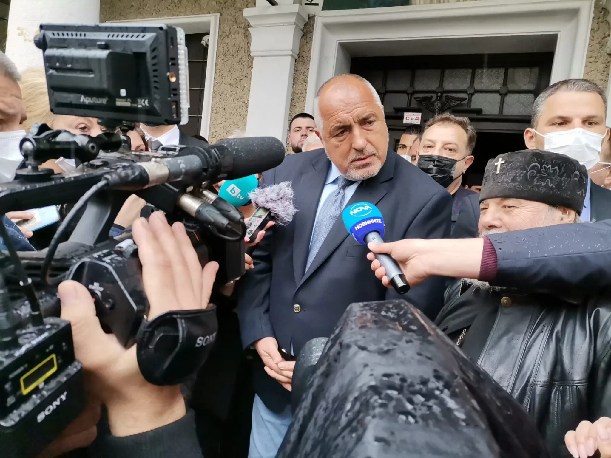 Na archívnej snímke z roku 2021 bulharský premiér Bojko Borisov odpovedá na otázky novinárov.