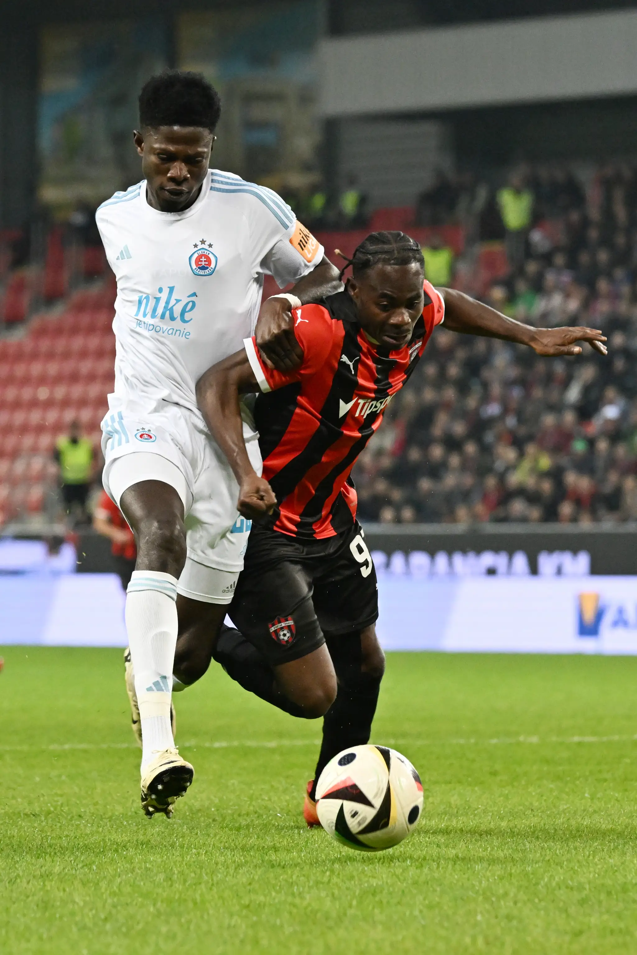 Vľavo hráč Slovana Sharani Zuberu a hráč Spartaka Kelvin Ofori v 11. kole Niké ligy.