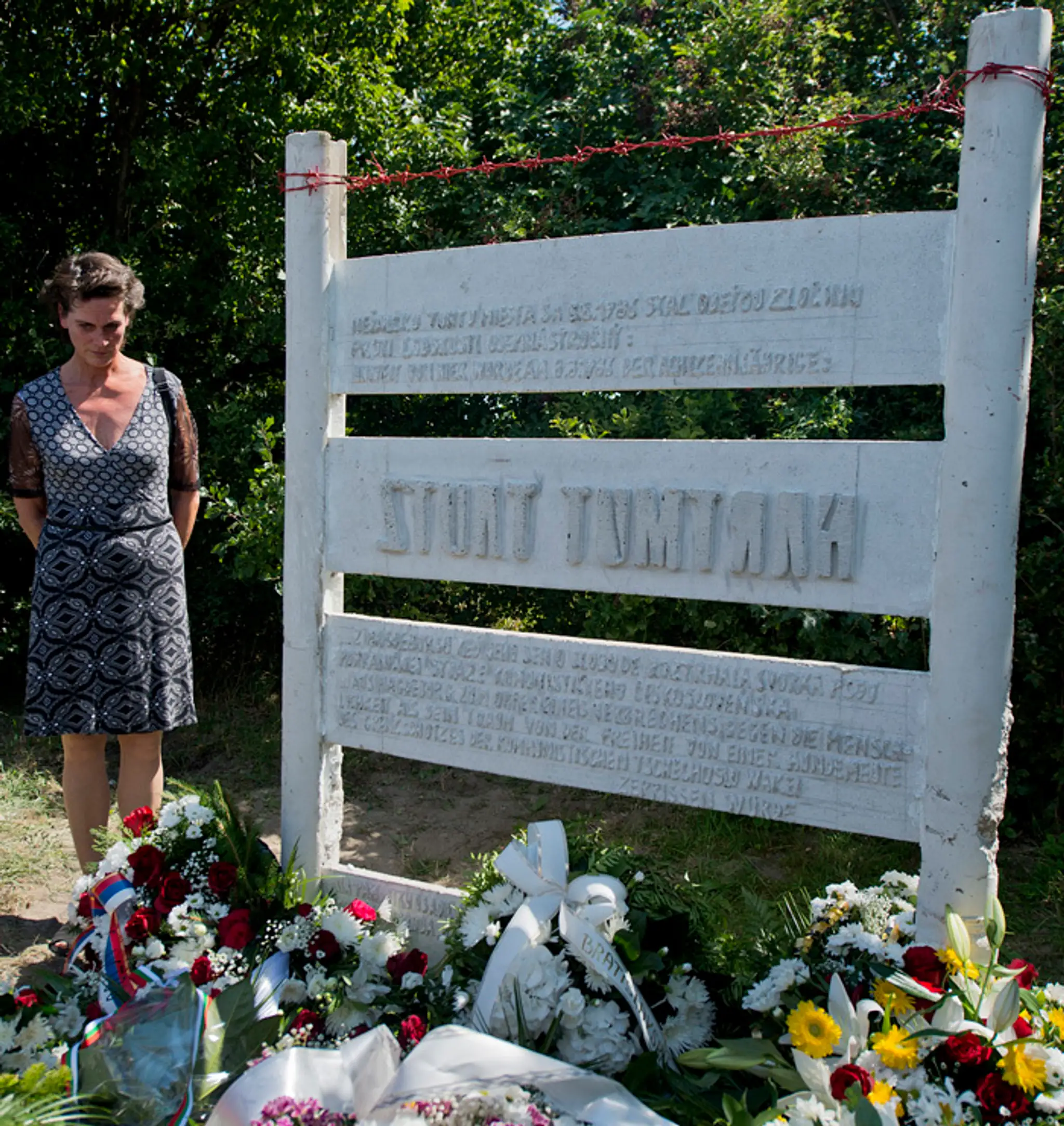 Carola Tautzová pri pamätníku svojho zosnulého brata Hartmuta.