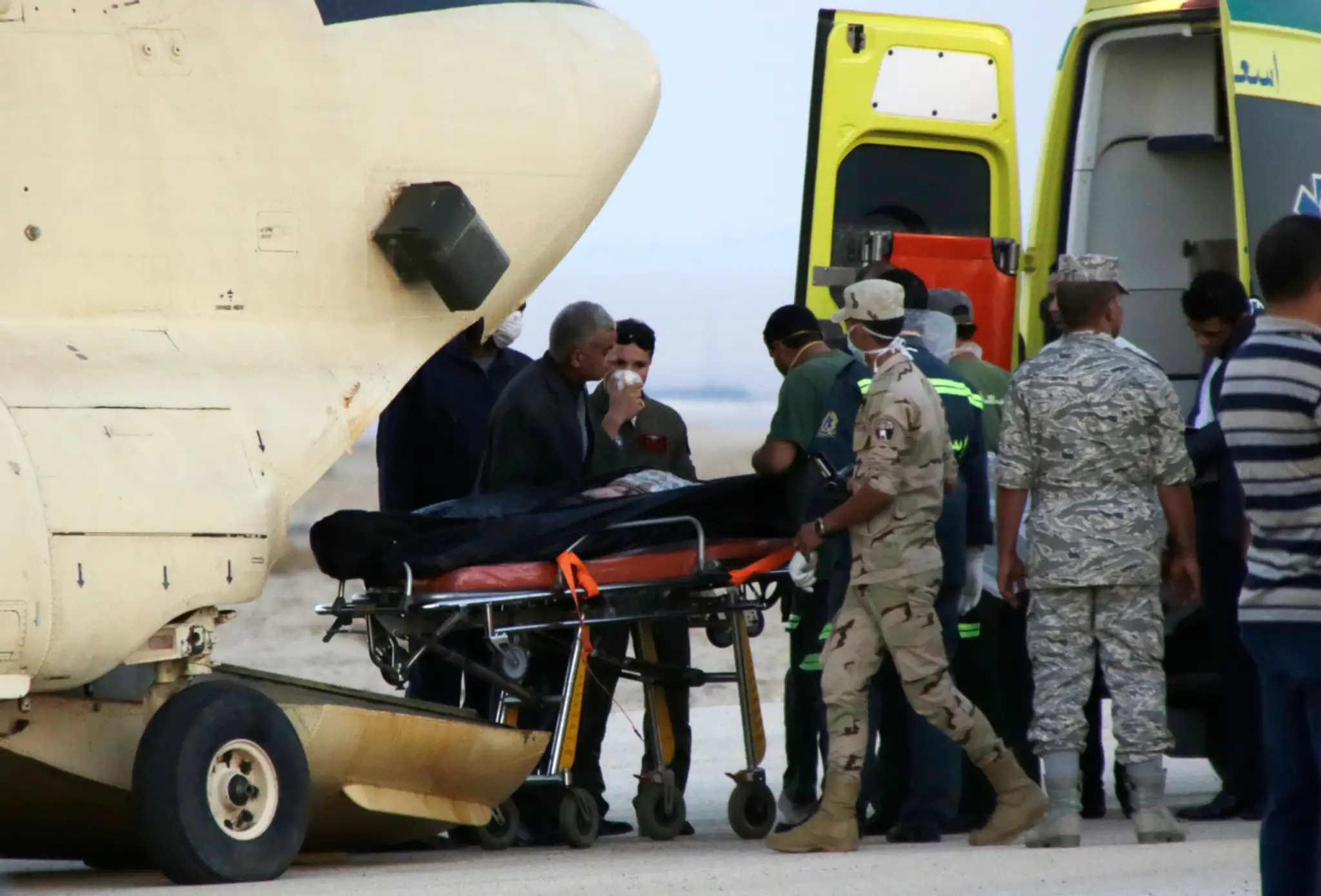 Egyptskí záchranári vykladajú telá obetí Airbusu 321 na letisku Kabrit, 32 kilometrov od mesta Suez.