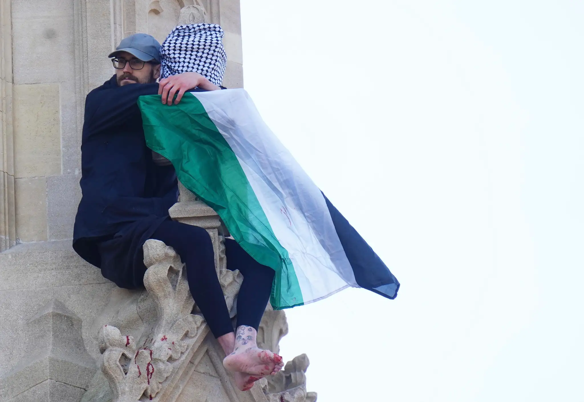 Na Big Ben Westminsterského paláca sa vyštveral muž s palestínskou vlajkou