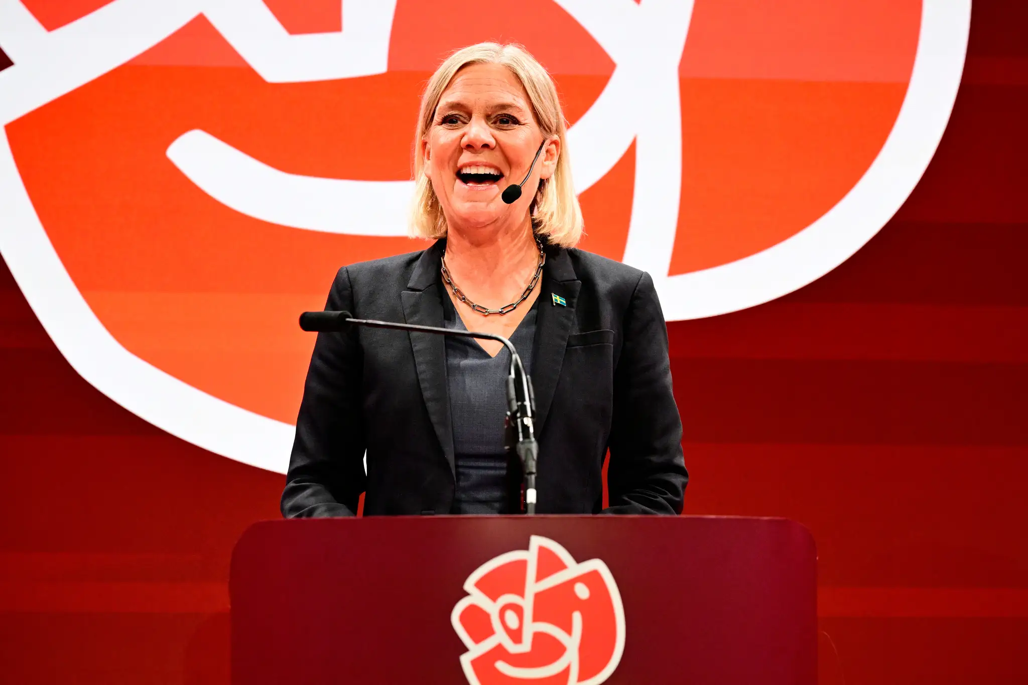 íderka švédskych sociálnych demokratov Magdalena Anderssonová hovorí počas volebnej noci.