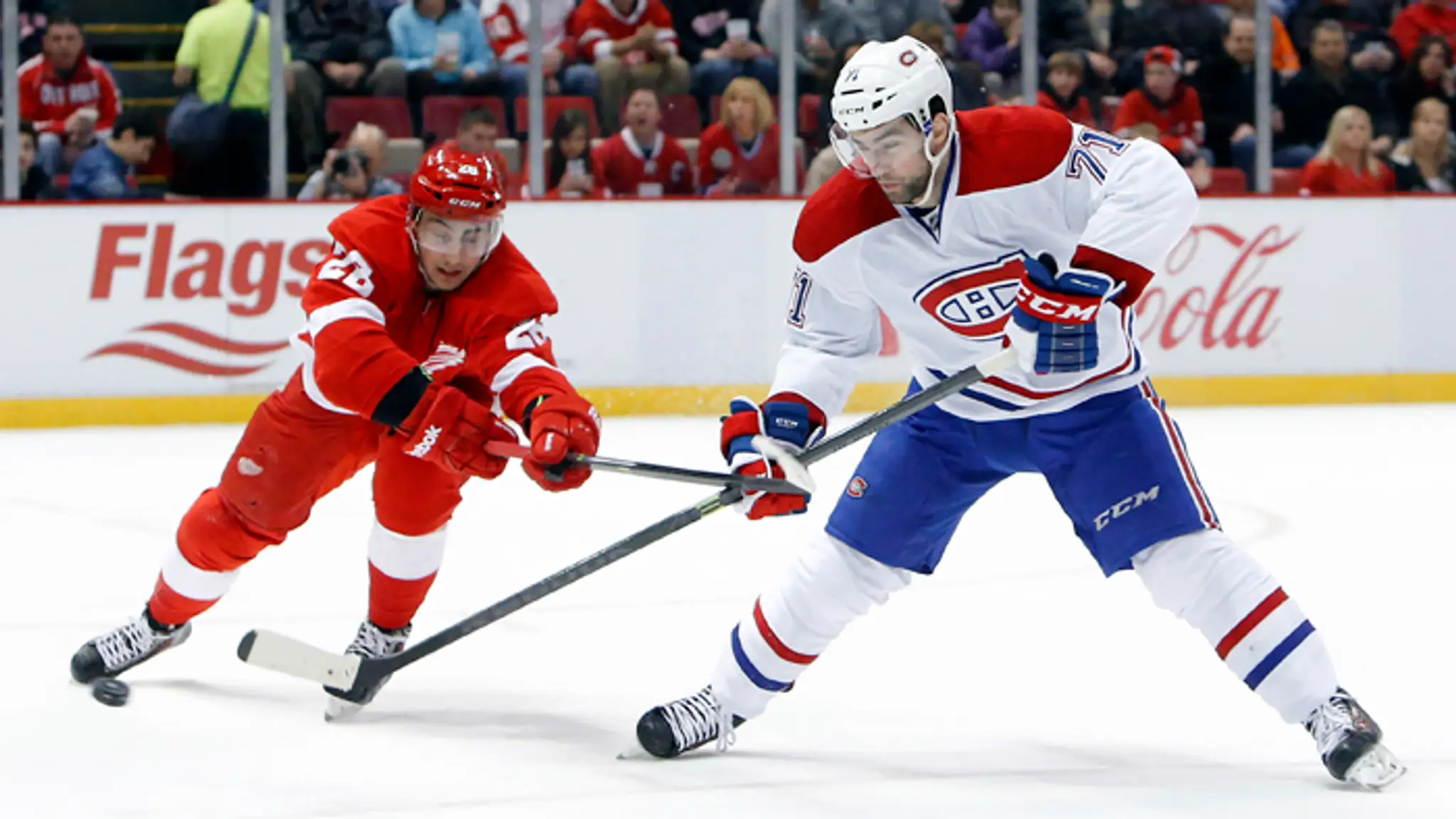 Na archívnej snímke Louis Leblanc (vpravo) z Montrealu Canadiens a Tomáš Jurčo (Detroit Red Wings).