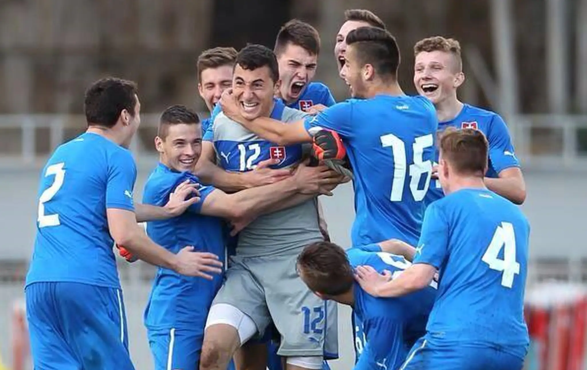 Slovenskí futbalisti sa tešia po vyrovnávajúcom góle