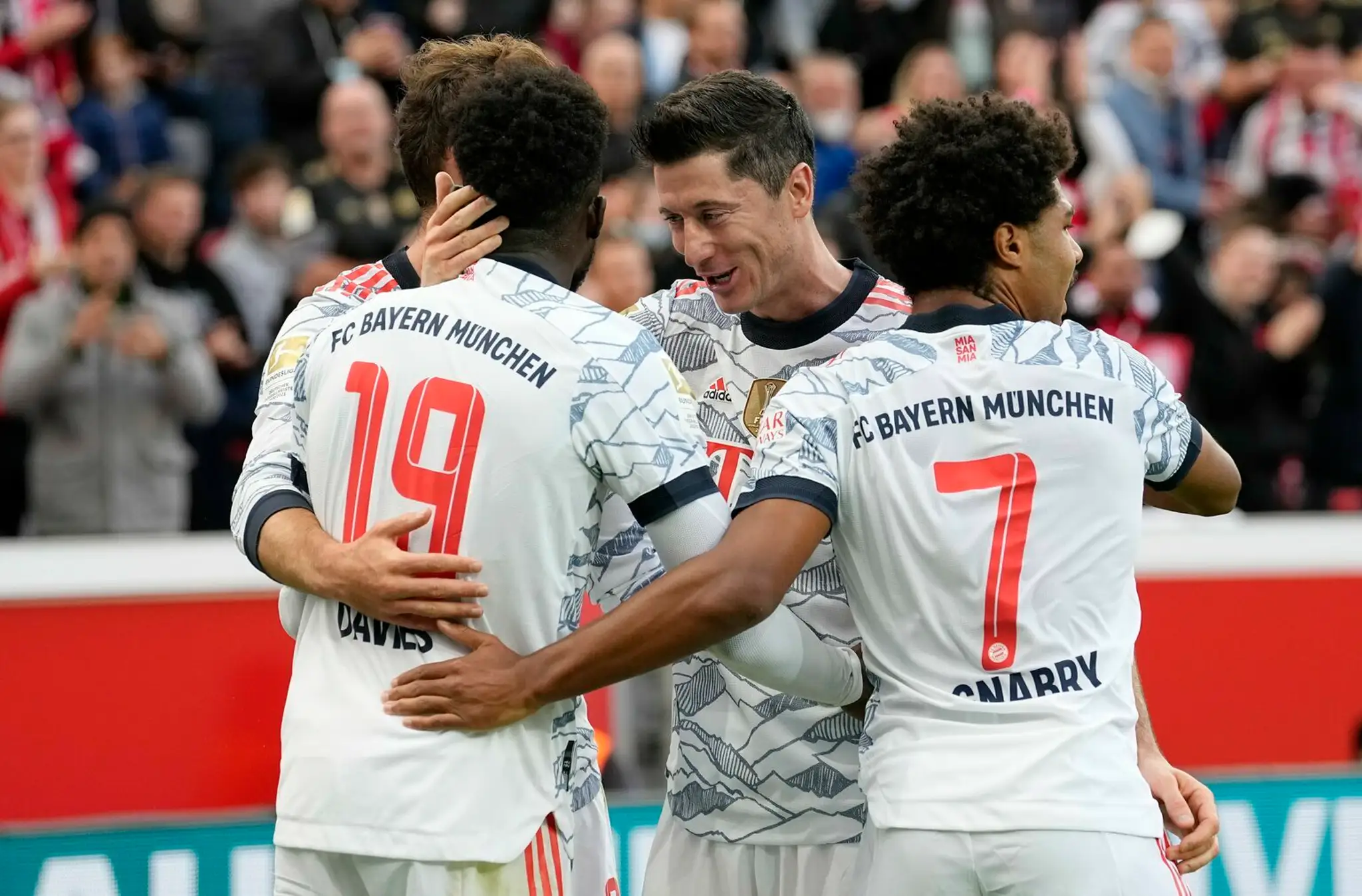 Hráči Bayernu oslavujú gól na pôde Leverkusenu.