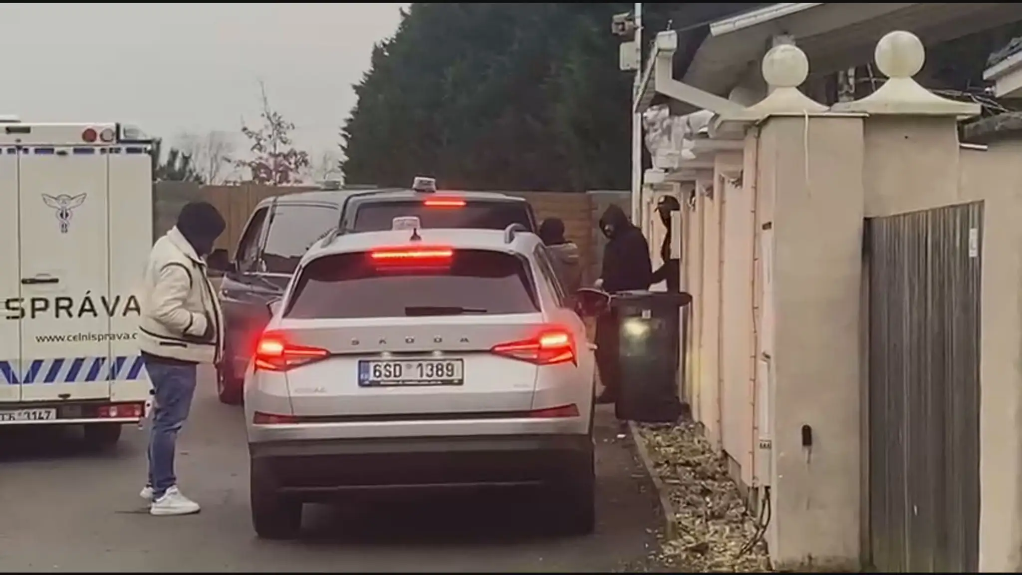 Karlosa Vémolu odviedli z domu v putách