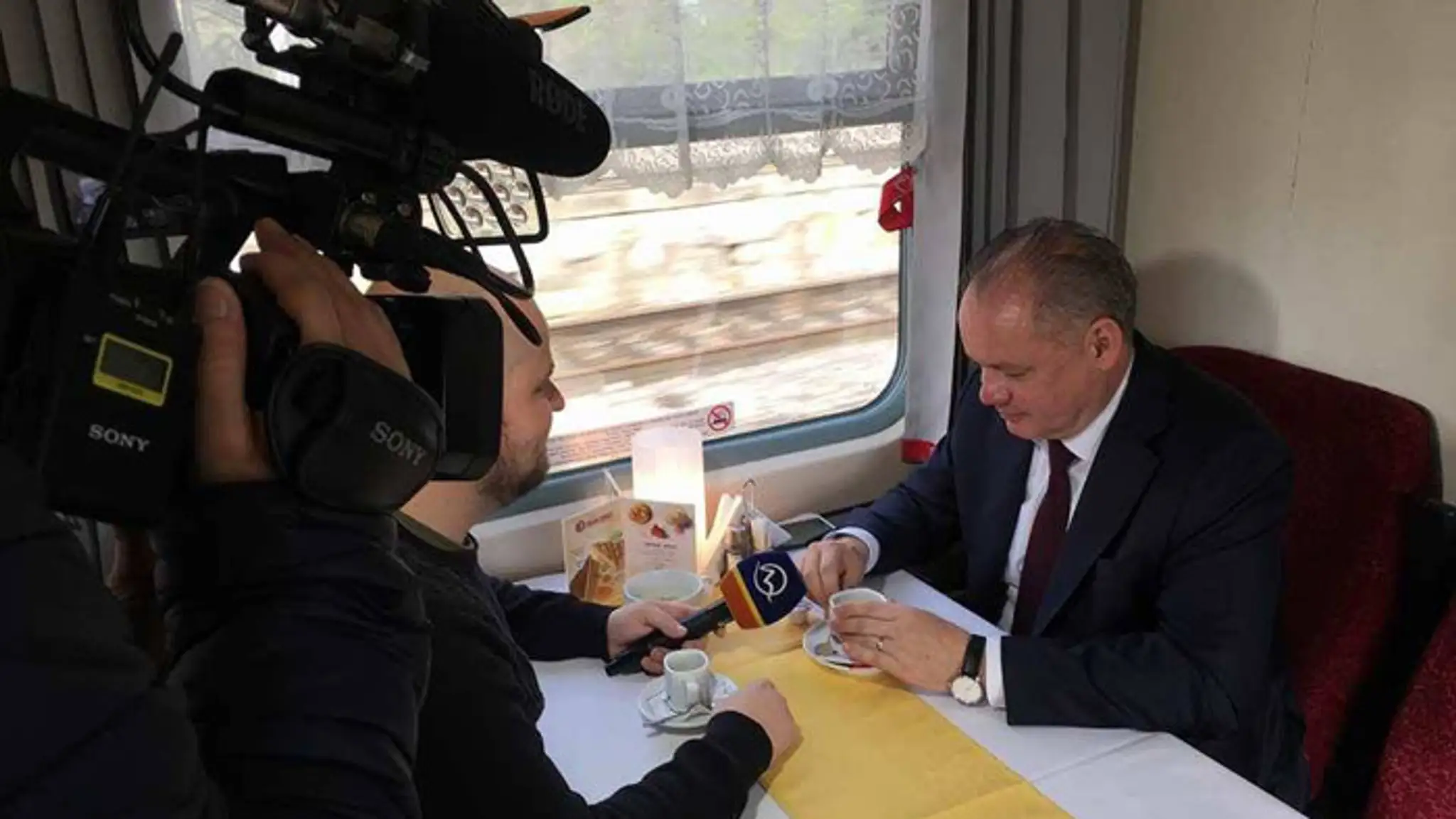 Reportér TV Markíza Marian Lechan počas rozhovoru s prezidentom Andrejom Kiskom v IC vlaku.