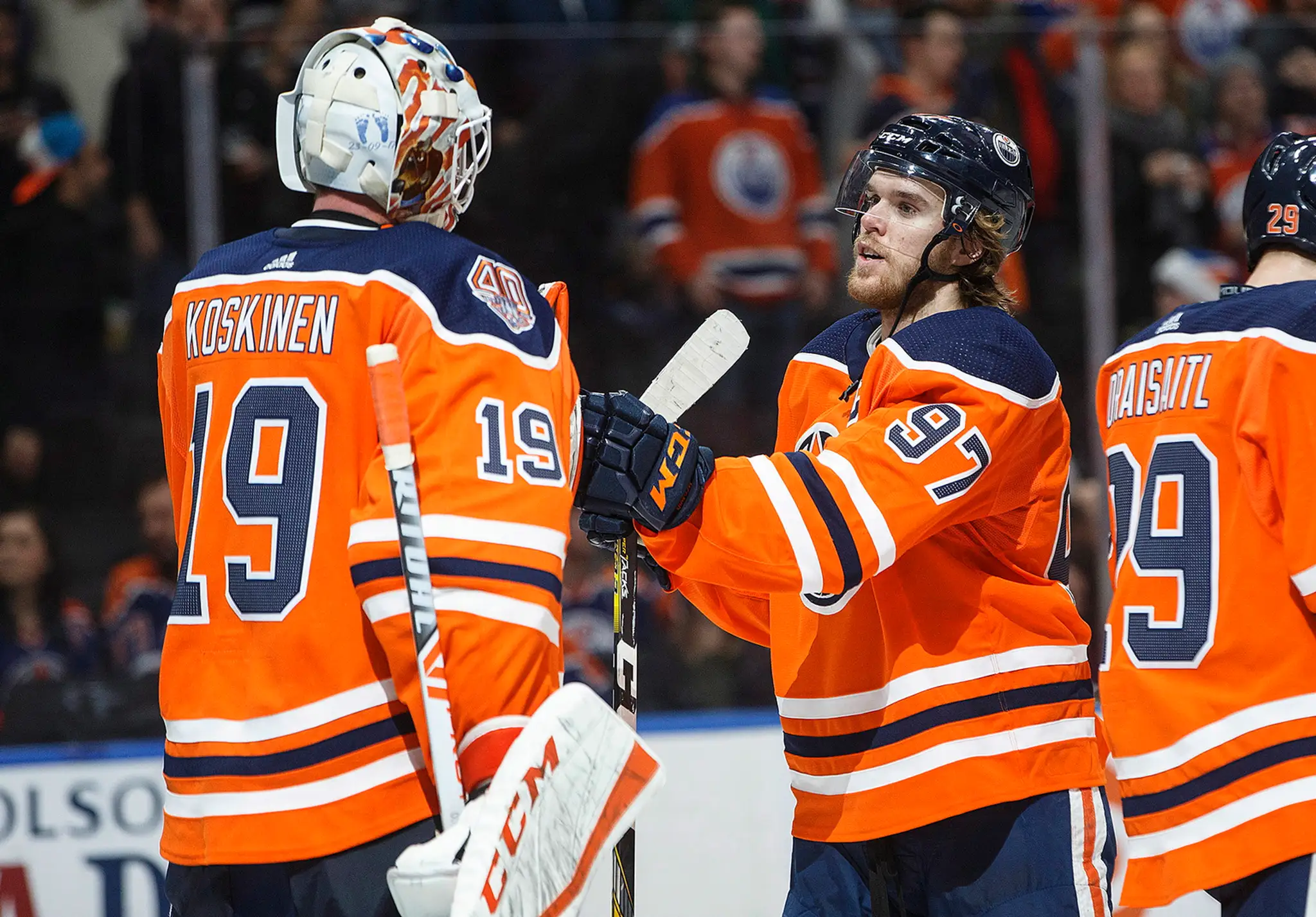 Zľava Mikko Koskinen a Connor McDavid z Edmontonu oslavujú triumf nad Philadelphiou.