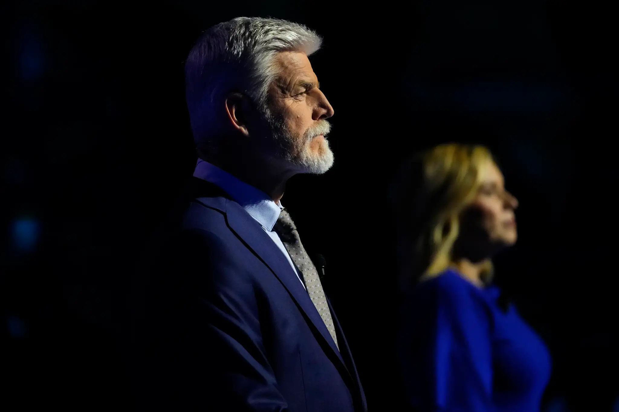 Prezidentskí kandidáti Danuše Nerudová (vpravo) a Petr Pavel čakajú pred začiatkom politickej superdebaty v priestoroch Národného múzea v Prahe.