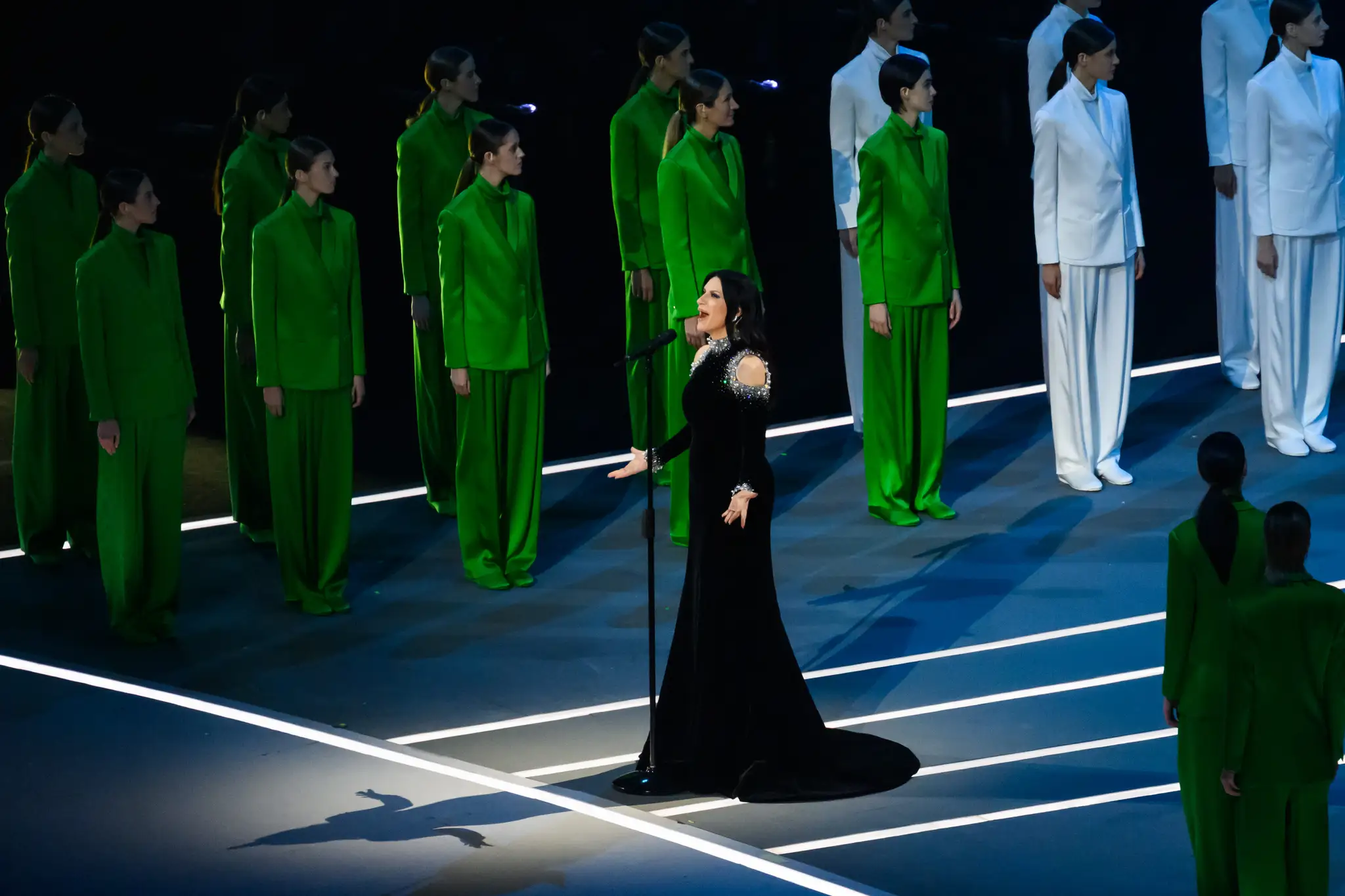 Na snímke Laura Pausini spieva taliansku hymnu.