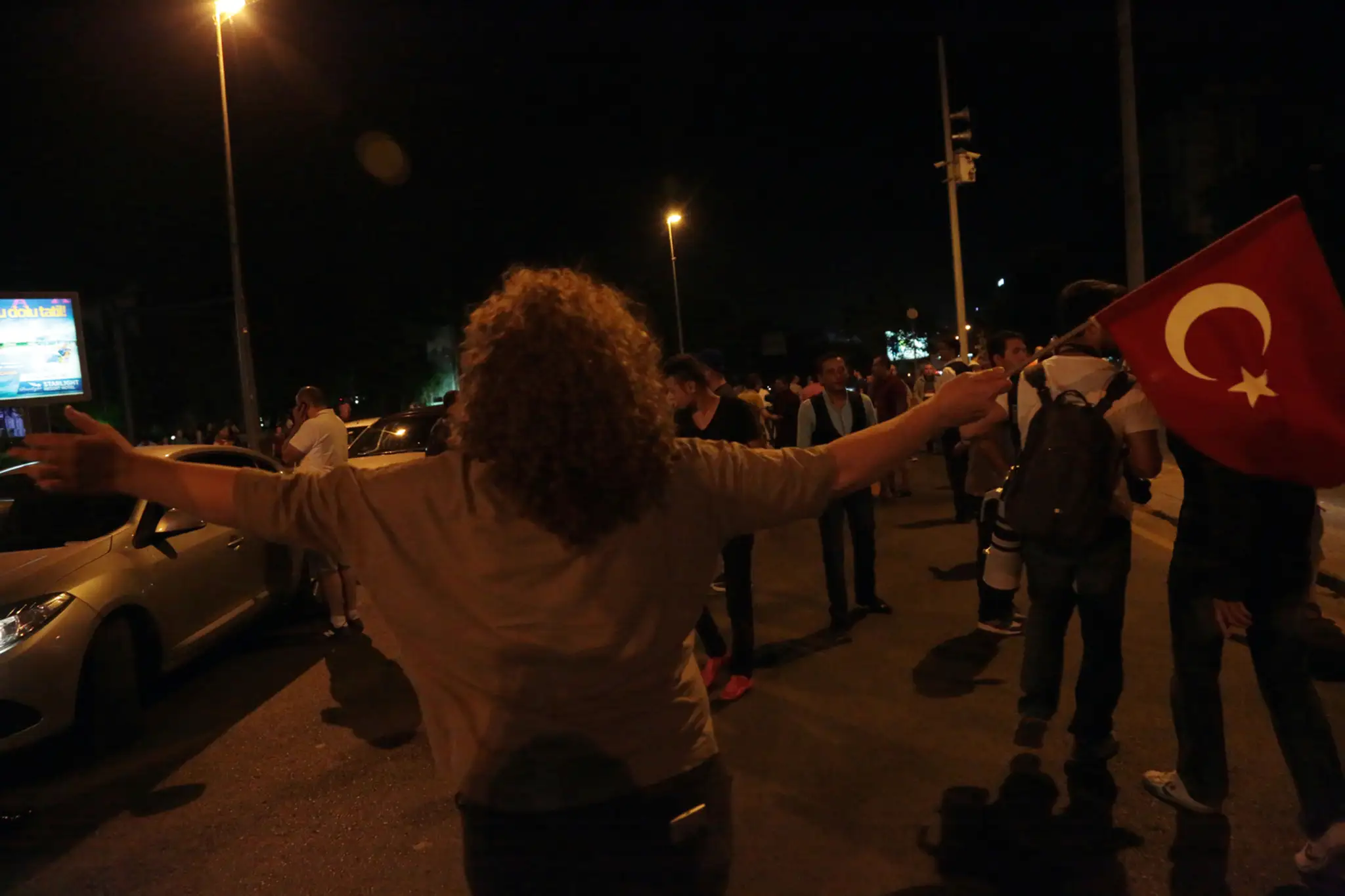 Istanbulčania vyrazili do ulíc počas pokusu armády o prevrat.