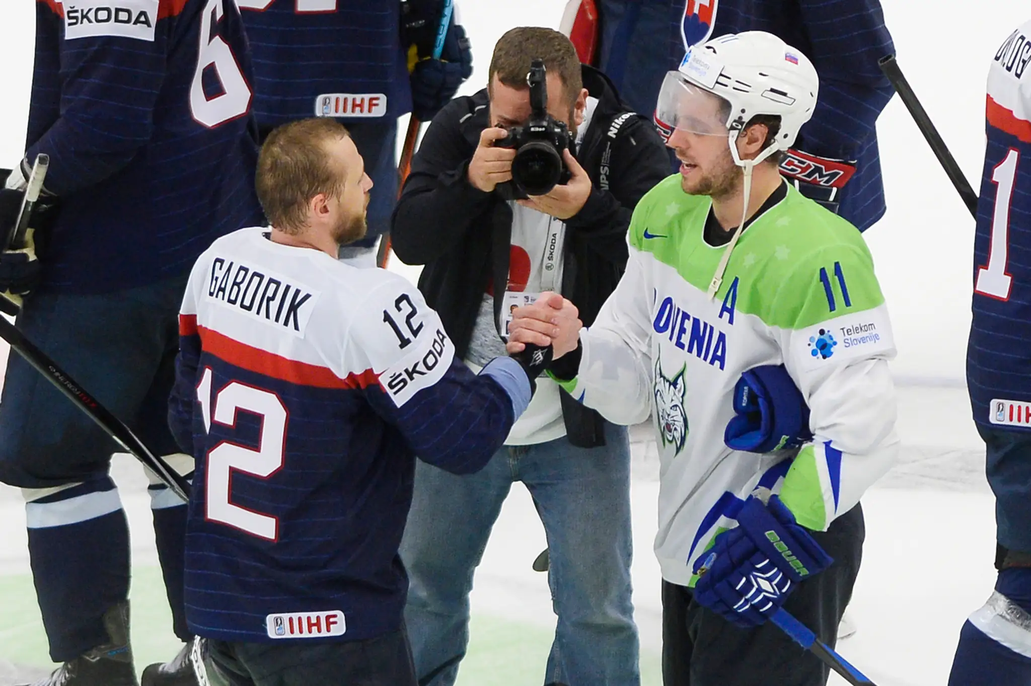 Moment, na ktorý čakali všetky objektívy v ČEZ Aréne: Spoluhráči z LA Kings Marián Gáborík a Anže Kopitar po stretnutí.