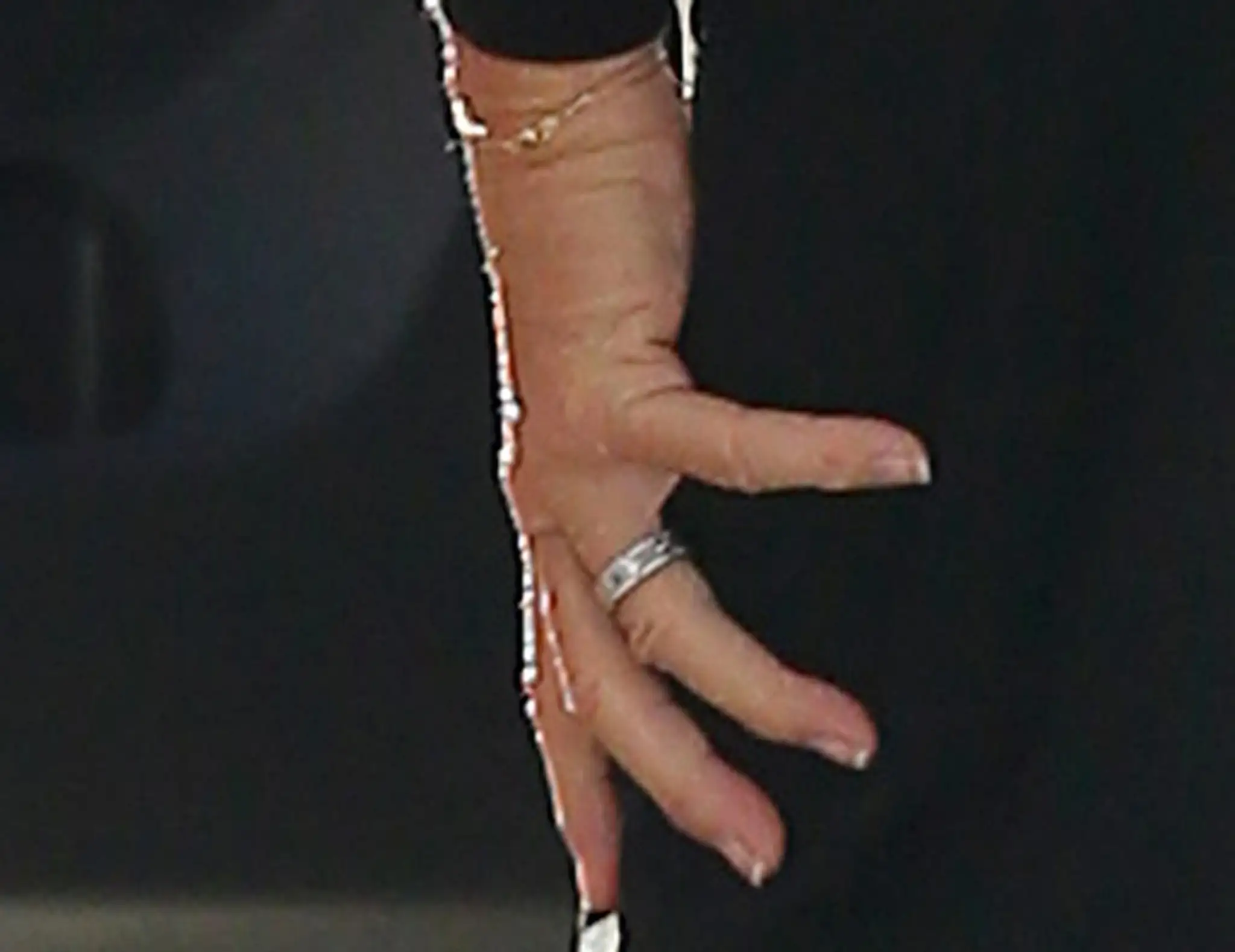 Bruce Jenner a jeho ruka.