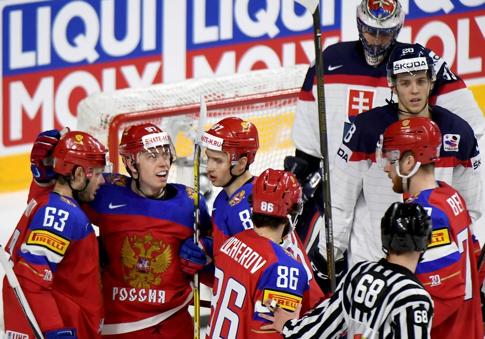 Radosť ruských hokejistov po góle proti Slovensku na MS 2017.