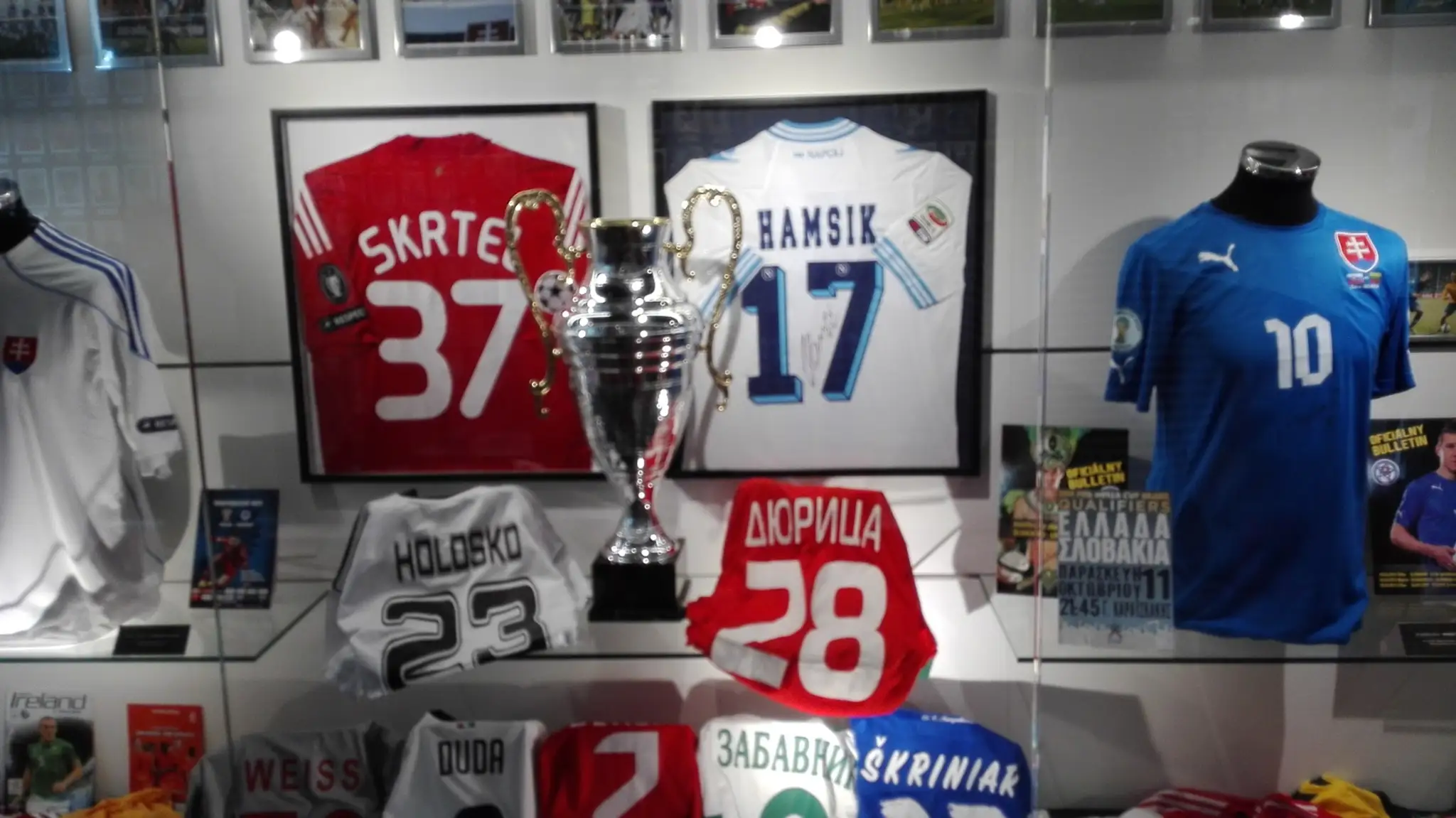 Expozícia futbalových memorabílií.