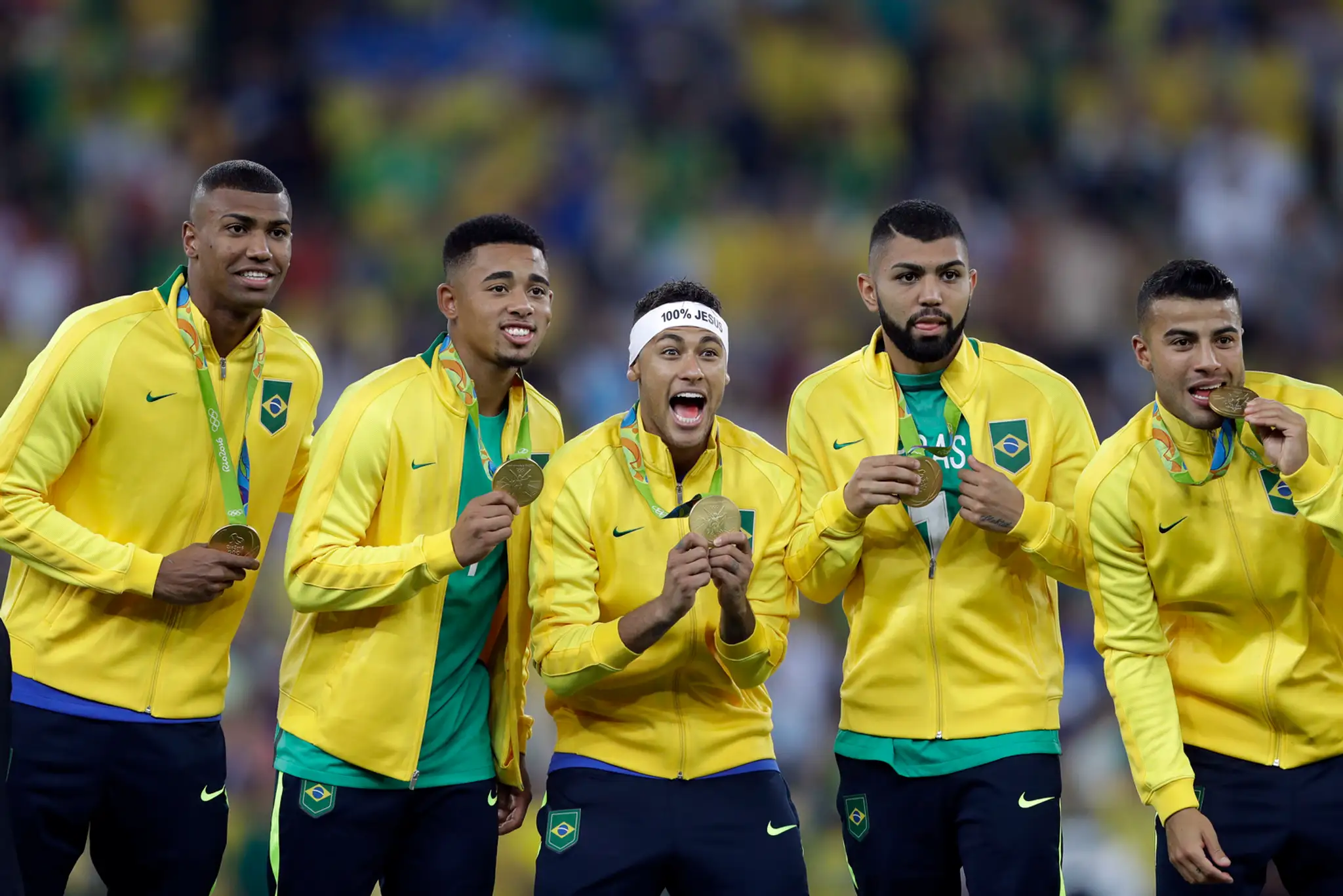 Neymar s páskou "100% Jesus" oslavuje olympijské zlato so spoluhráčmi.