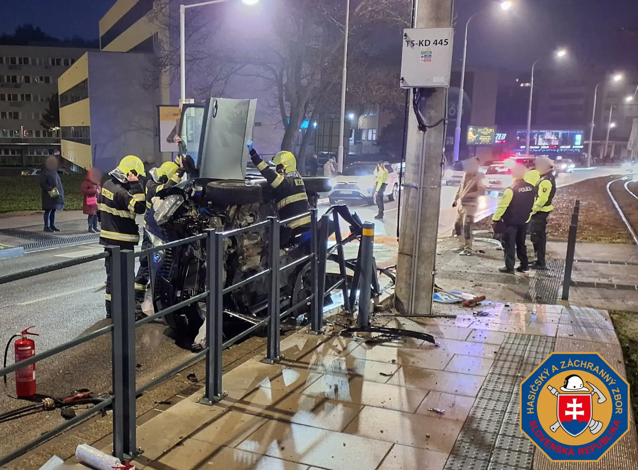 Auto ostalo prevrátené na pravom boku