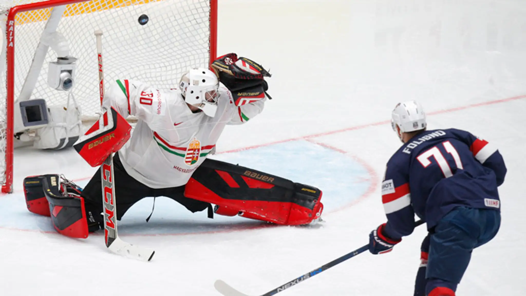 Hráč USA Nick Foligno strieľa gól brankárovi Maďarska Adámovi Vayovi. 