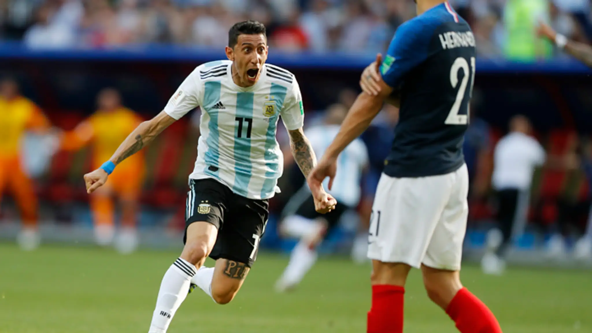 Argentínsky reprezentant Angel Di Maria sa teší z gólu do francúzskej brány v osemfinále proti Francúzsku.