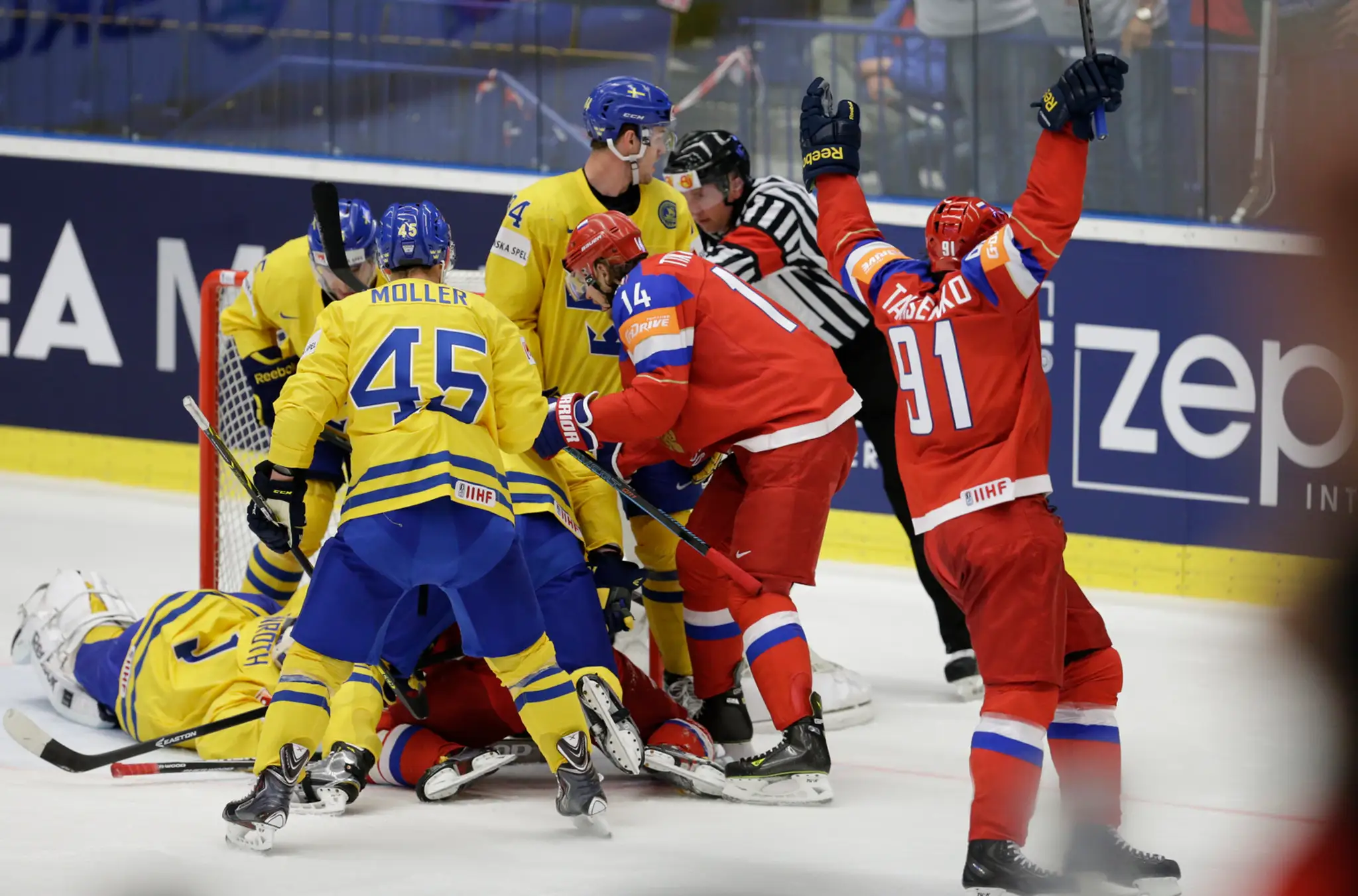 Ruský útočník Vladimir Tarasenko (vpravo) oslavuje druhý gól