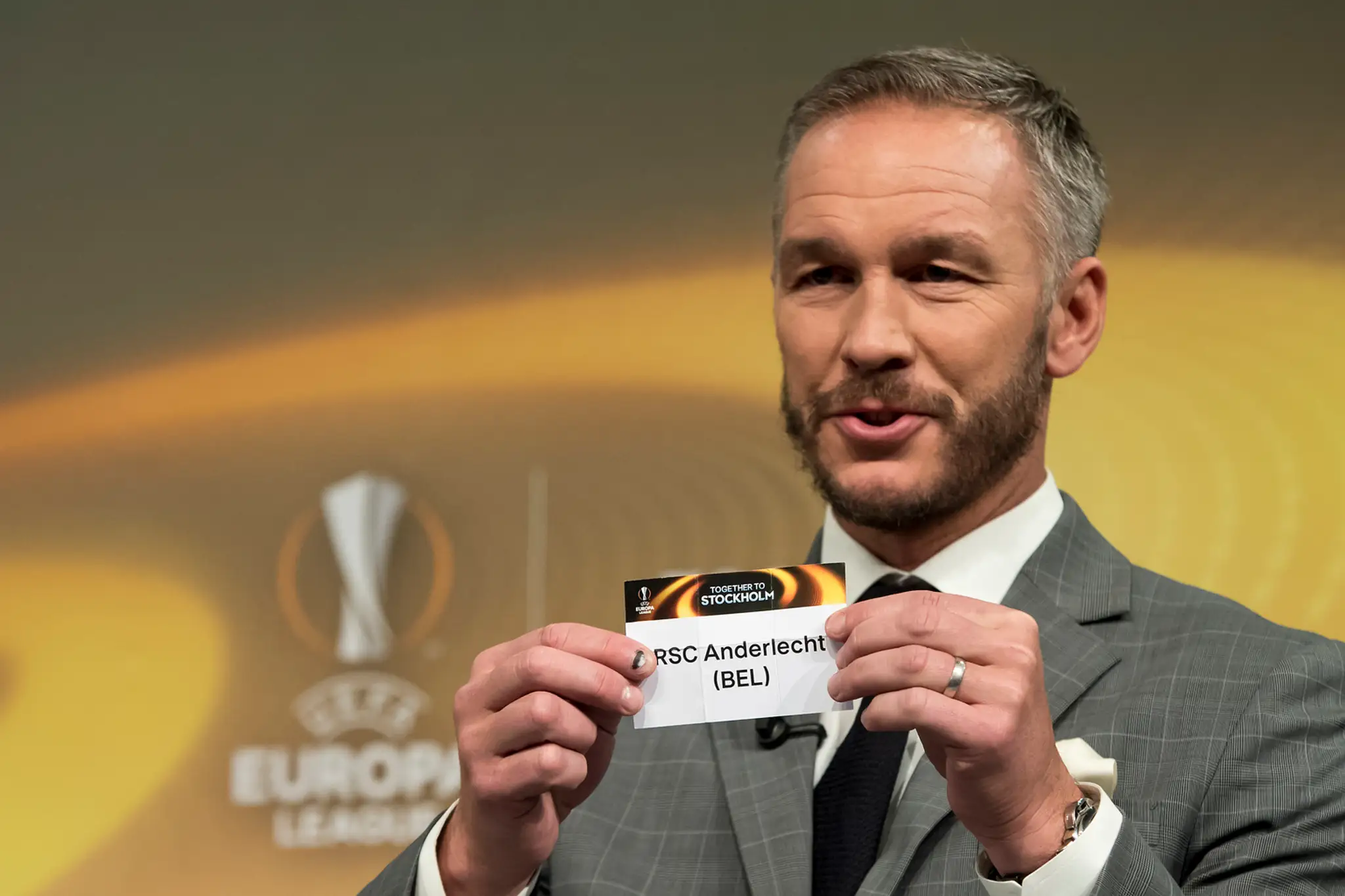 Bývalý švédsky futbalista Patrik Andersson žrebuje štvrťfinále Európskej ligy UEFA.