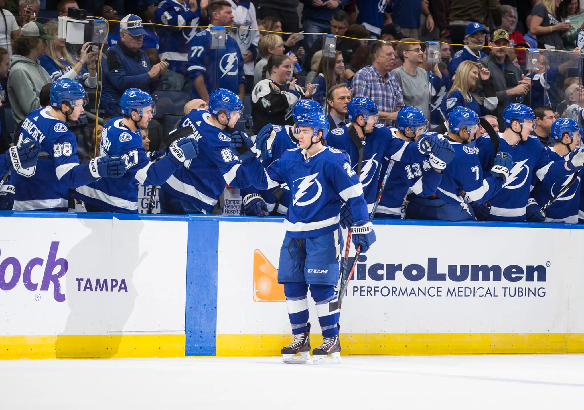 Brayden Point oslavuje so spoluhráčmi z Tampy gól proti New Jersey.