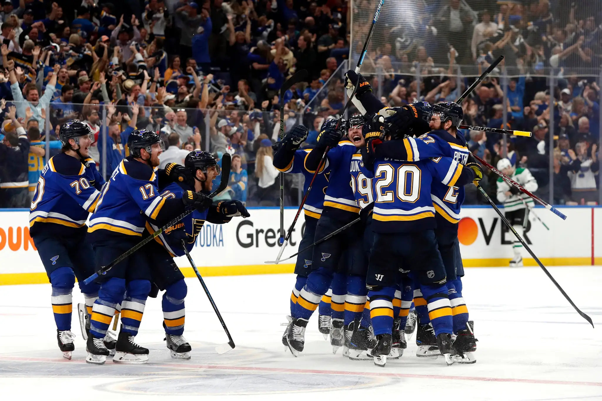 Alex Pietrangelo zo St. Louis oslavuje so spoluhráčmi gól v 2. kole play off proti Dallasu.