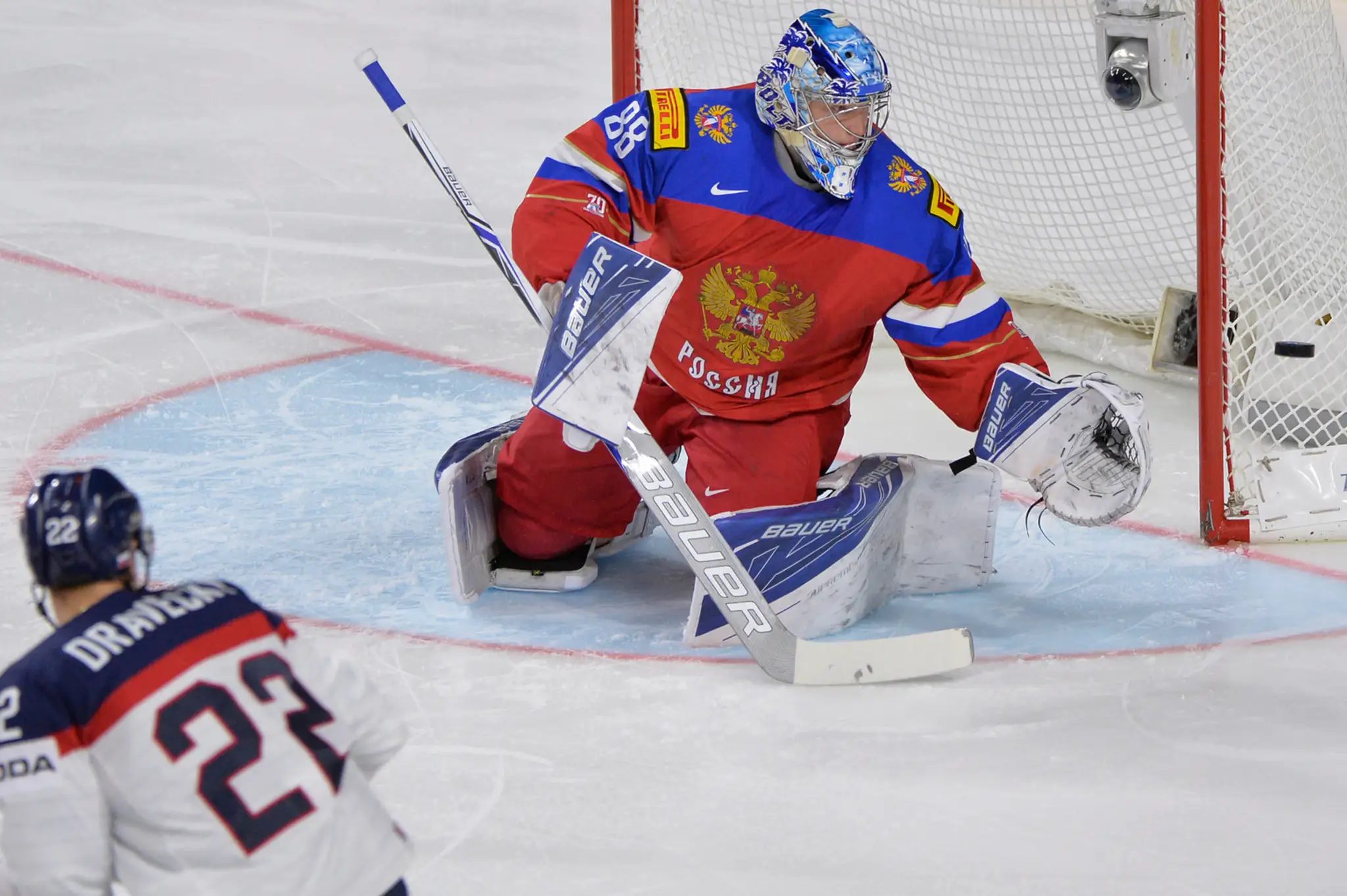 Gólman Ruska Andrej Vasilevskij chytá strelu v zápase MS 2017 proti Slovensku.