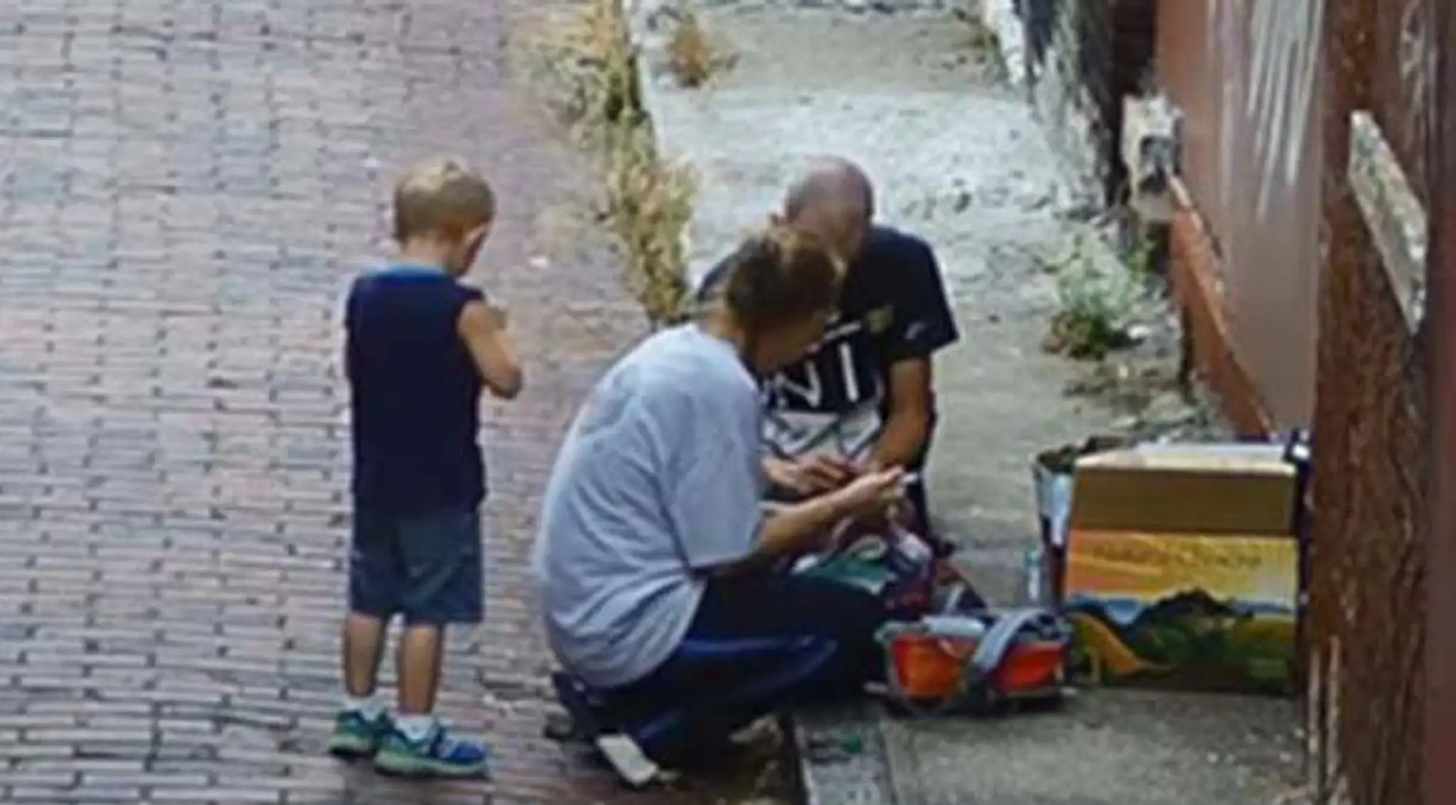 Kamera zachytila matku, ktorá si pred očami synčeka (4) pichala heroín