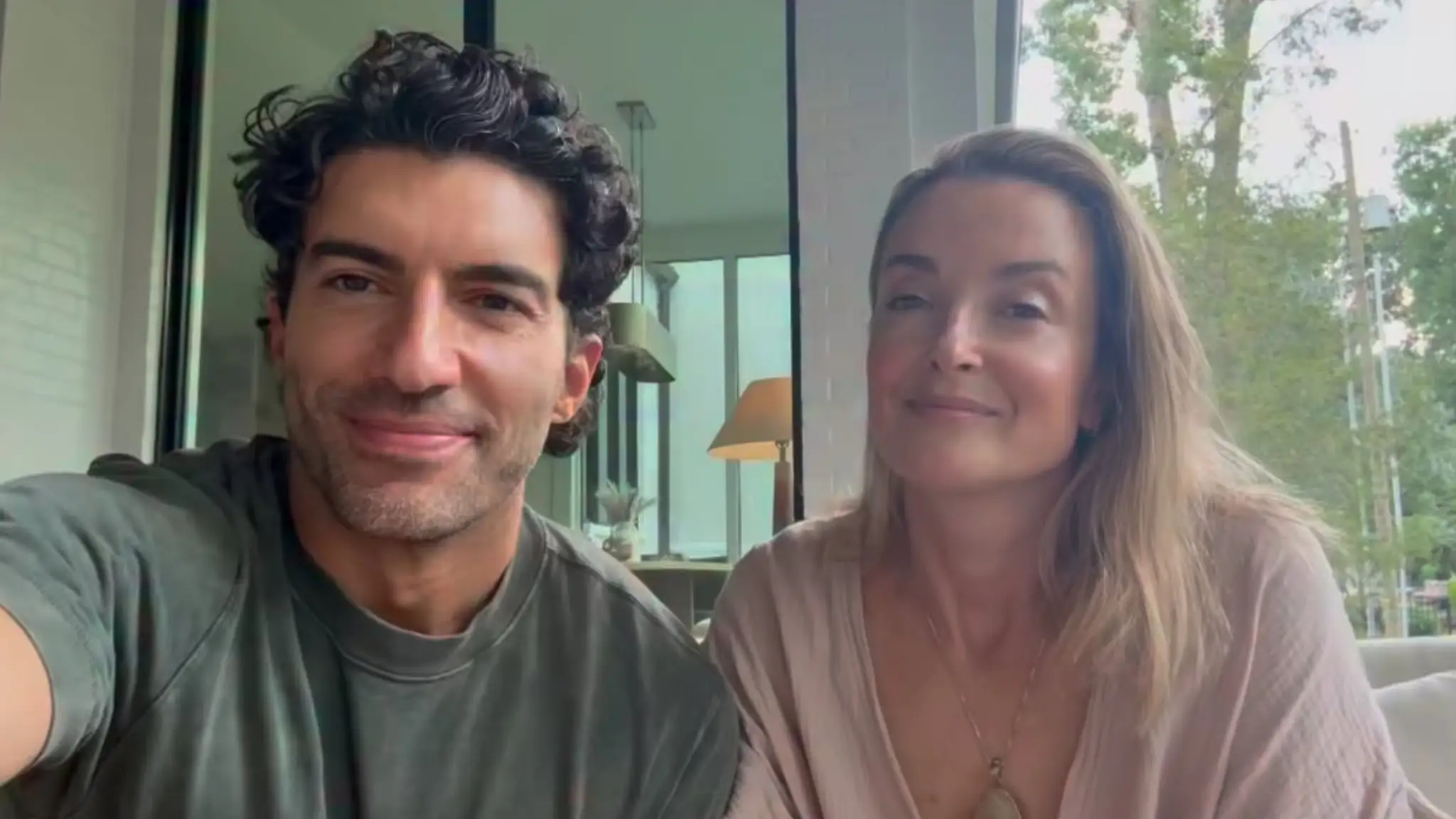 Herec Justin Baldoni a jeho manželka Emily prelomili mlčanie ohľadom kauzy s Blake Lively.