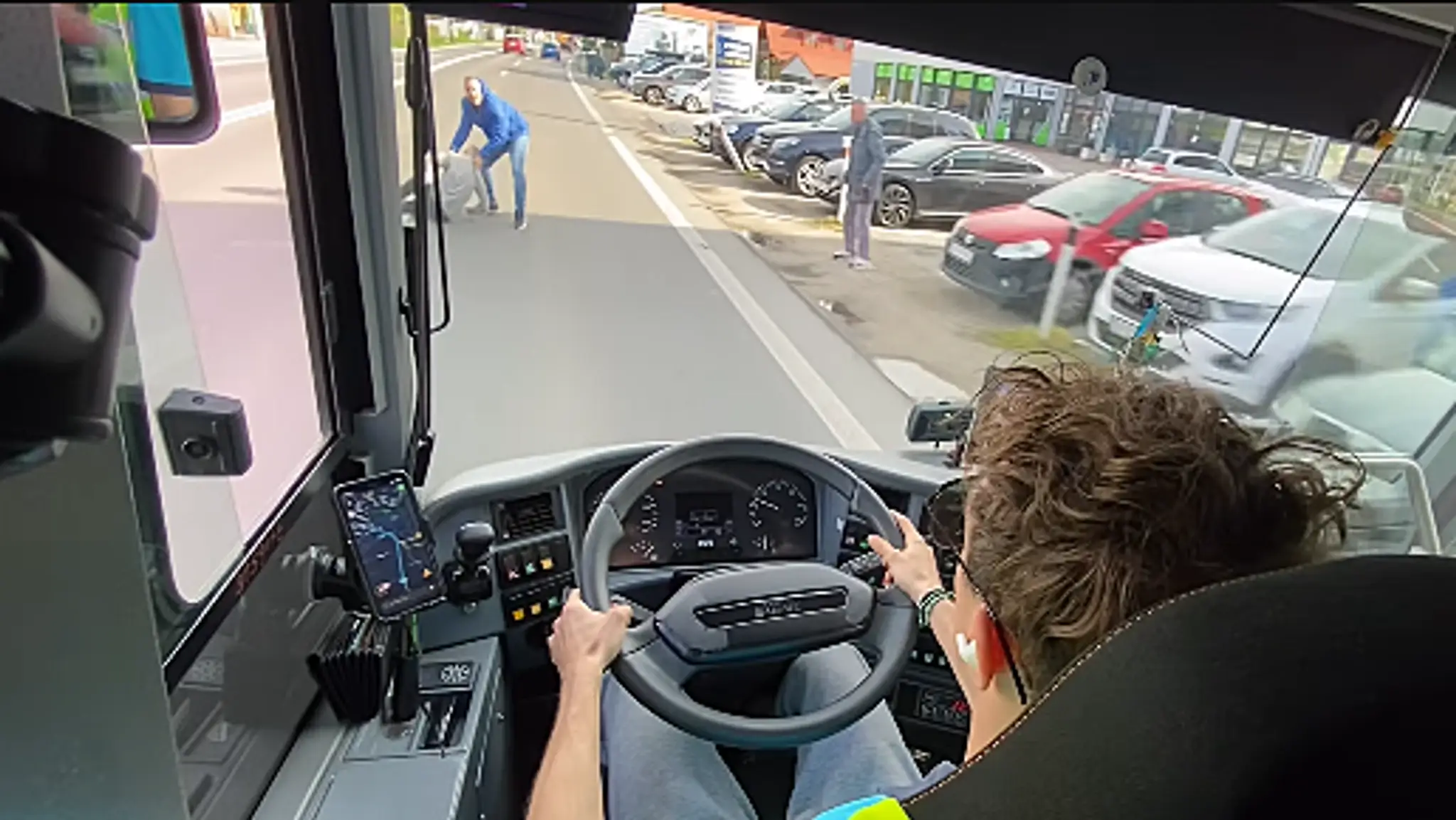 Autobusárovi vbehli chodci do cesty. 