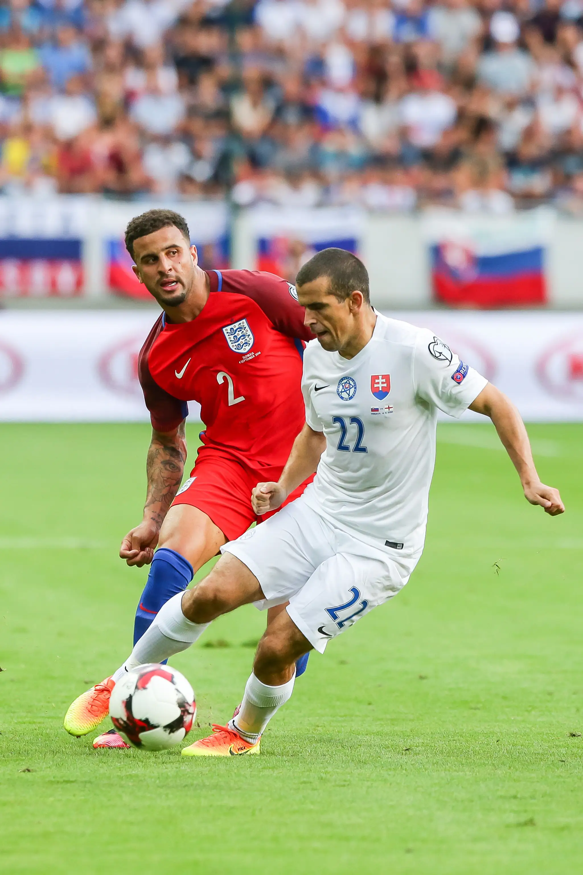 Viktor Pečovský v súboji proti Kyleovi Walkerovi z Anglicka (v červenom) v kvalifikačnom dueli MS 2018.