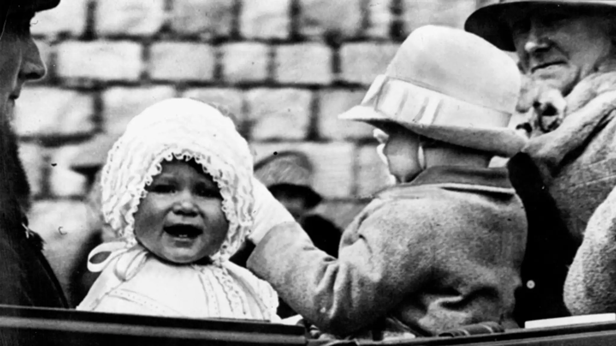 Na archívnej snímke z roku 1927 princezná Alžbeta počas jazdy v koči  v anglickom Windsore.