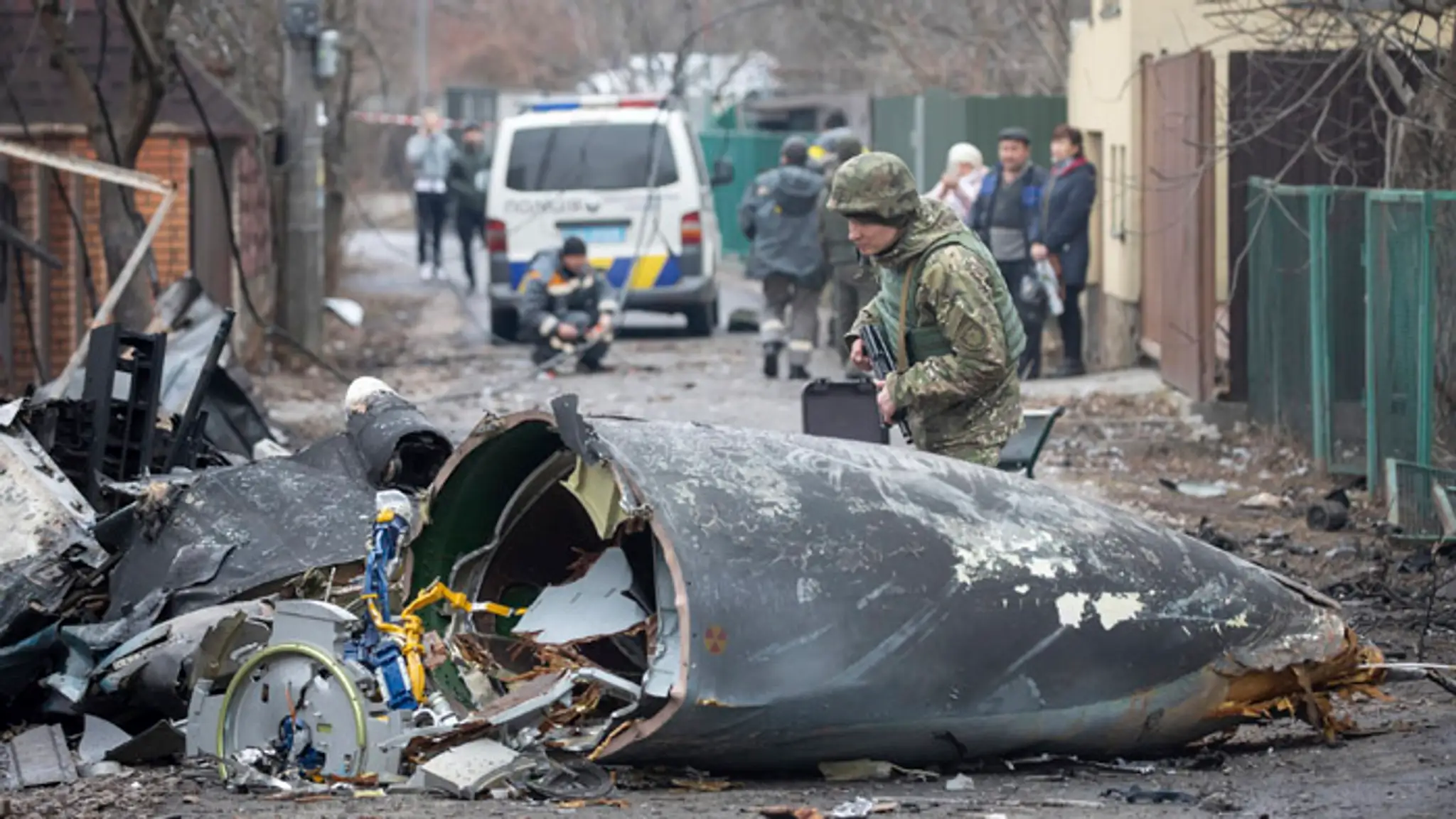 Vojak ukrajinskej armády kontroluje úlomky zostreleného lietadla v Kyjeve.