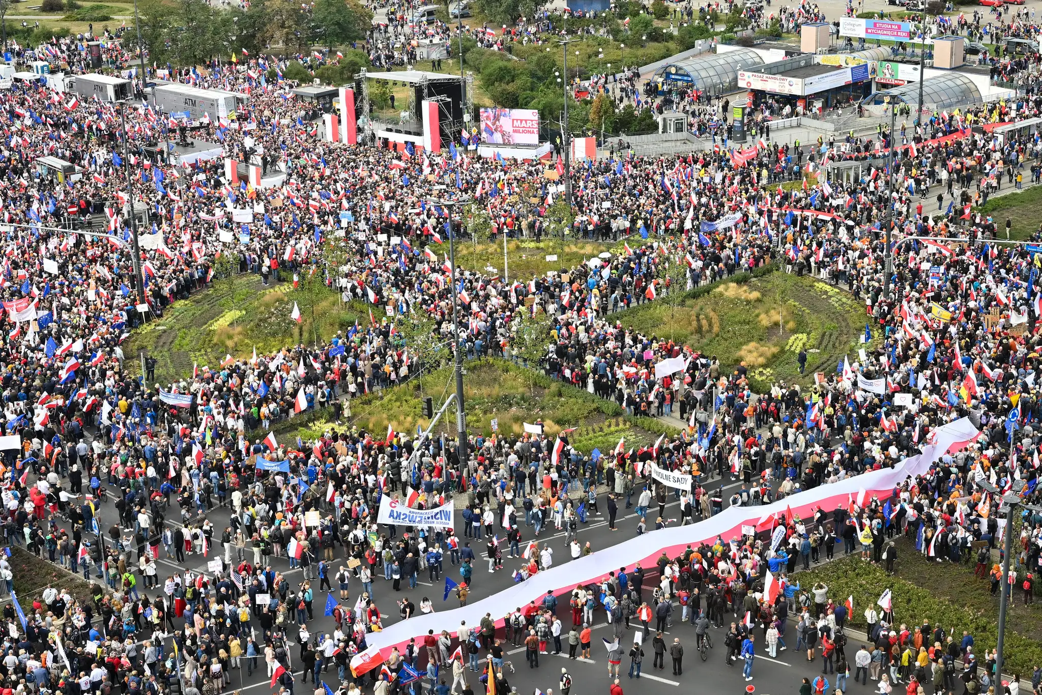 Protivládna demonštrácia v centre Varšavy
