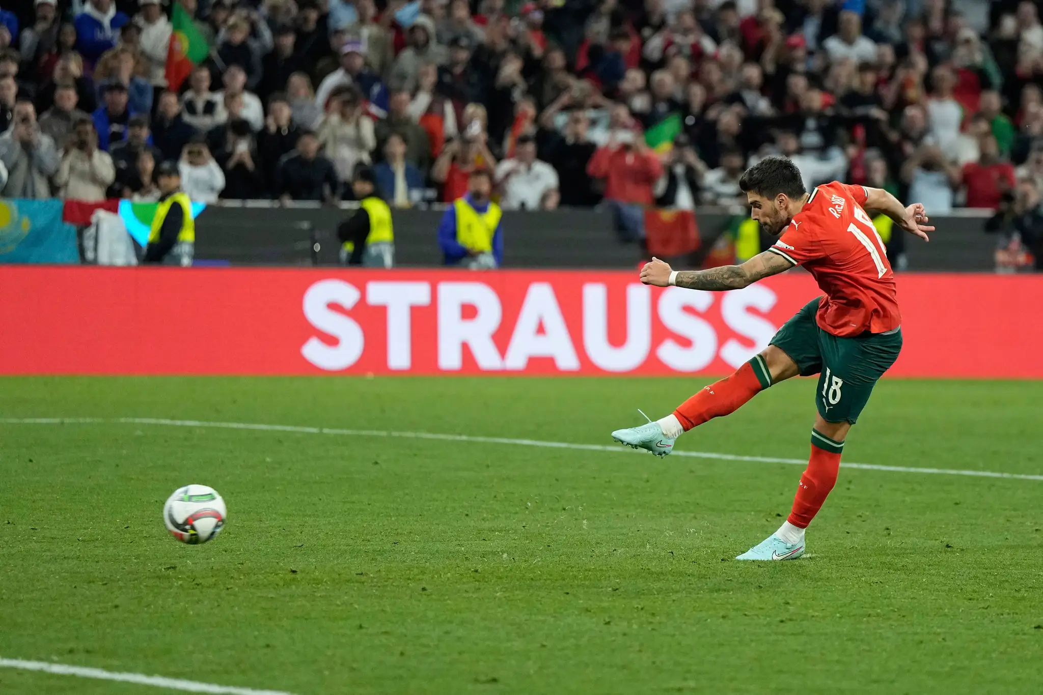 Ruben Neves premenil pokutový kop v rozstrele.