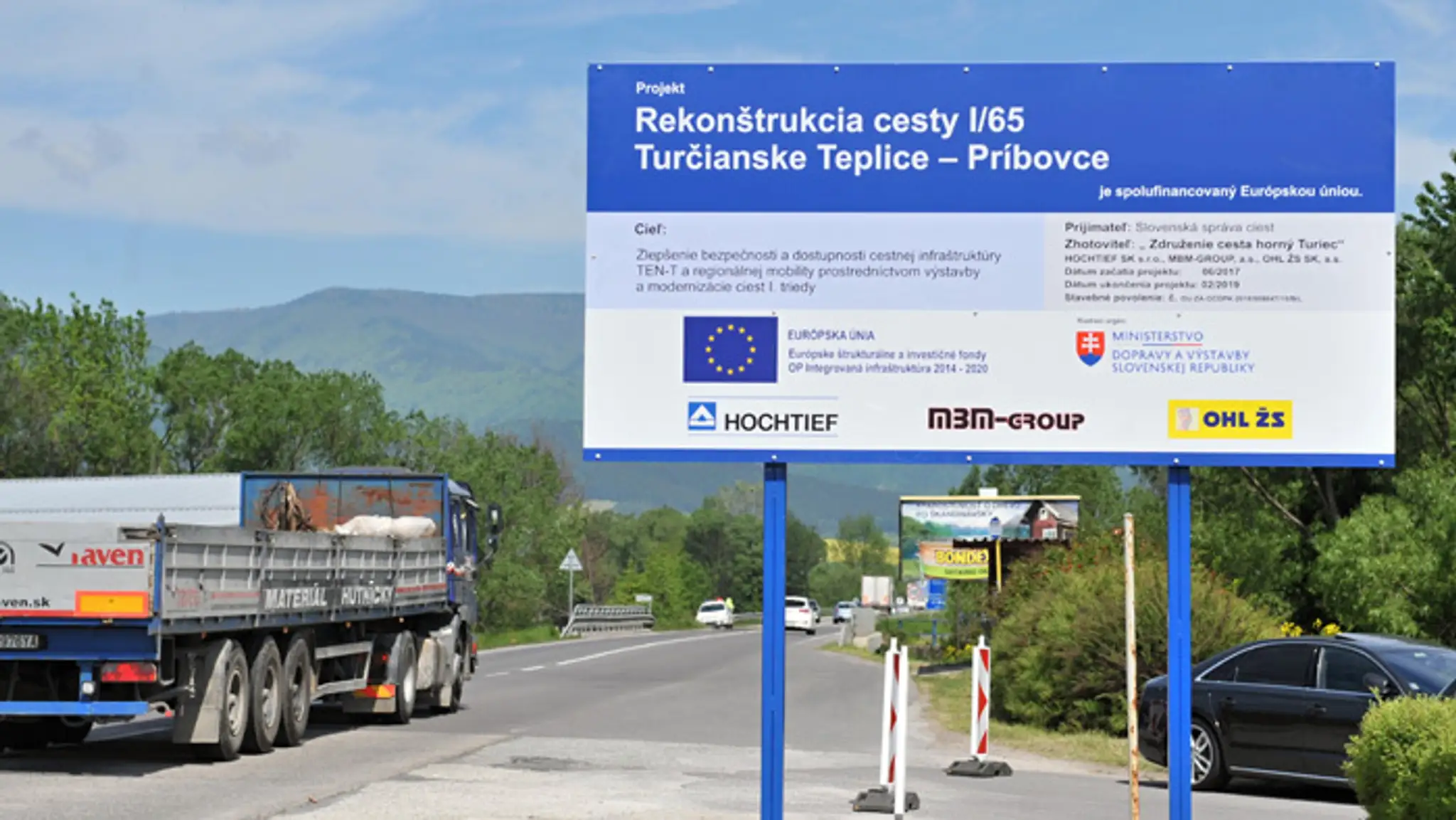 Tabuľa označenia rekonštrukcie betónovej cesty I/65 Turčianske Teplice – Príbovce.