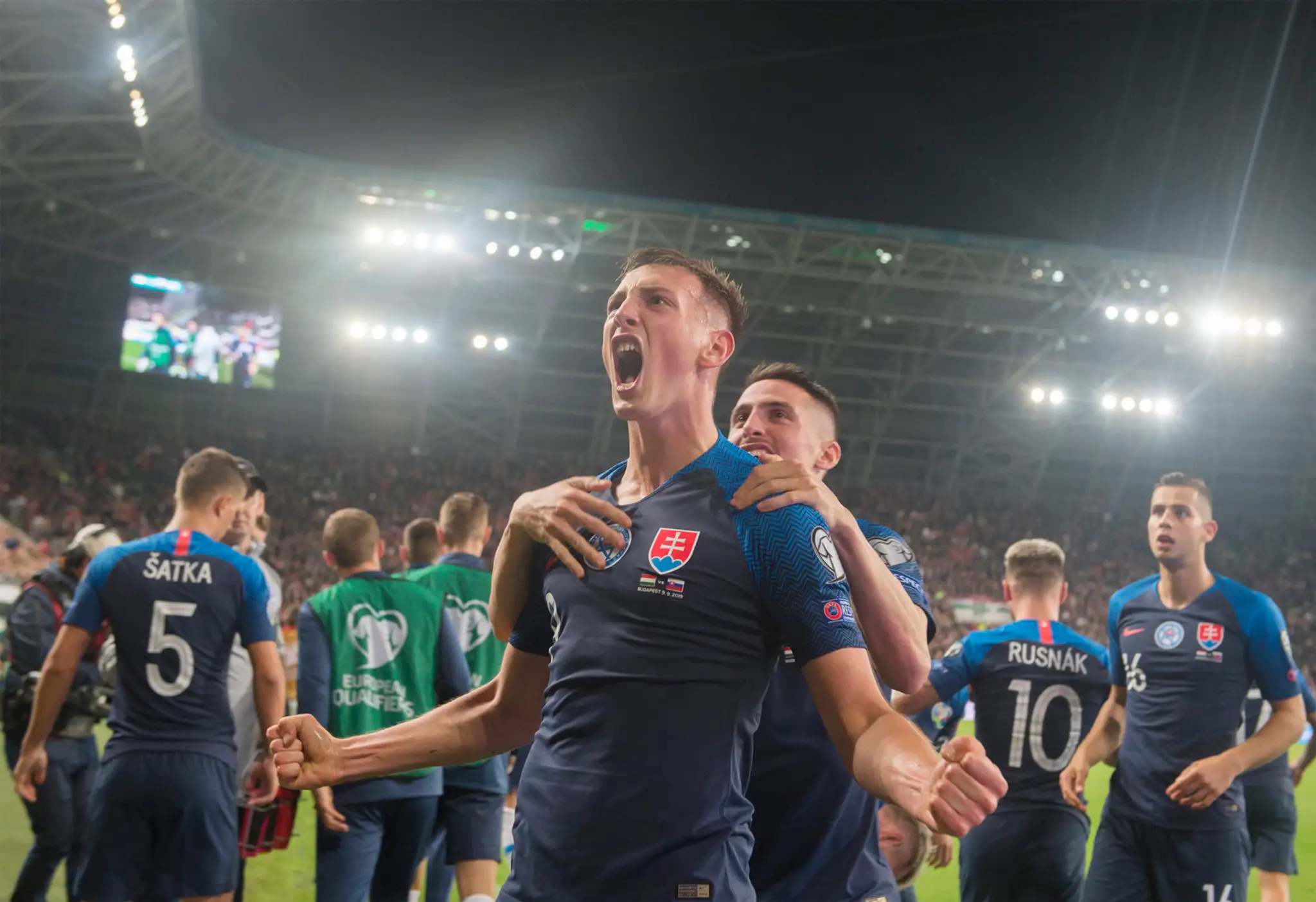 Zľava Maďar Gergo Lovrencsics bojuje o loptu s Róbertom Makom v kvalifikácii ME 2020.