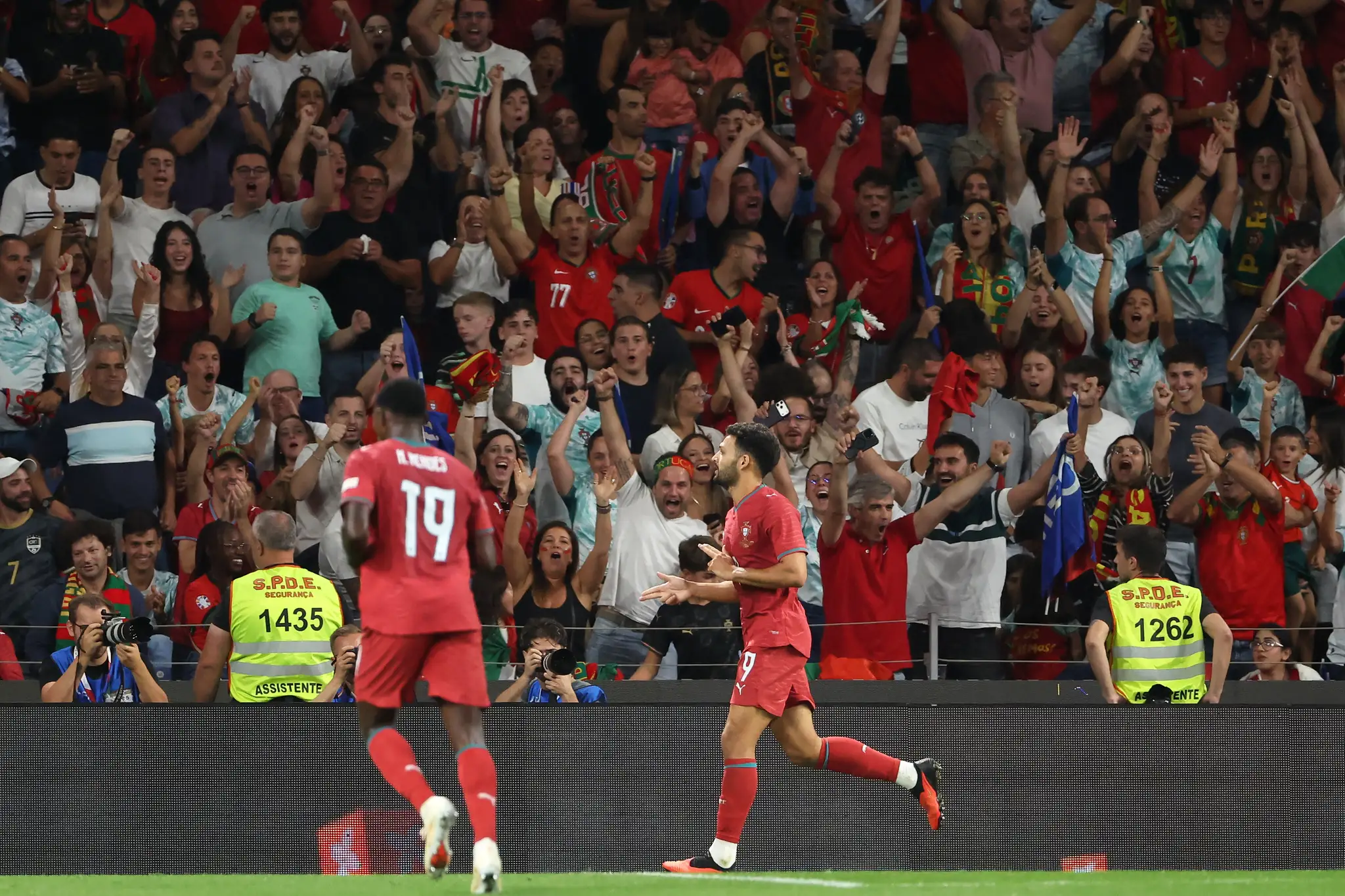 Futbalisti Portugalska oslavujú gól.
