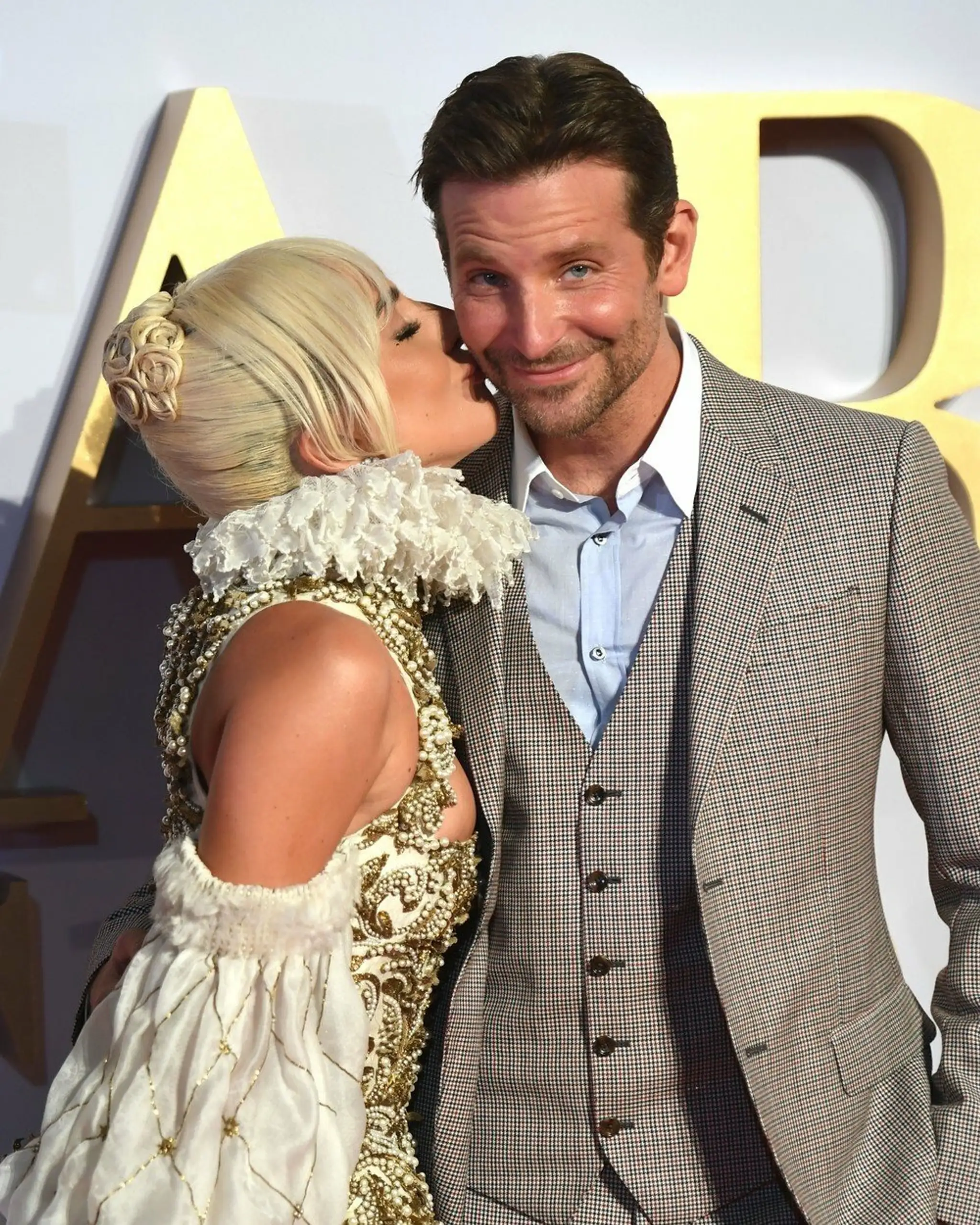 Bradley Cooper a Lady Gaga na londýnskej premiére filmu A Star Is Born