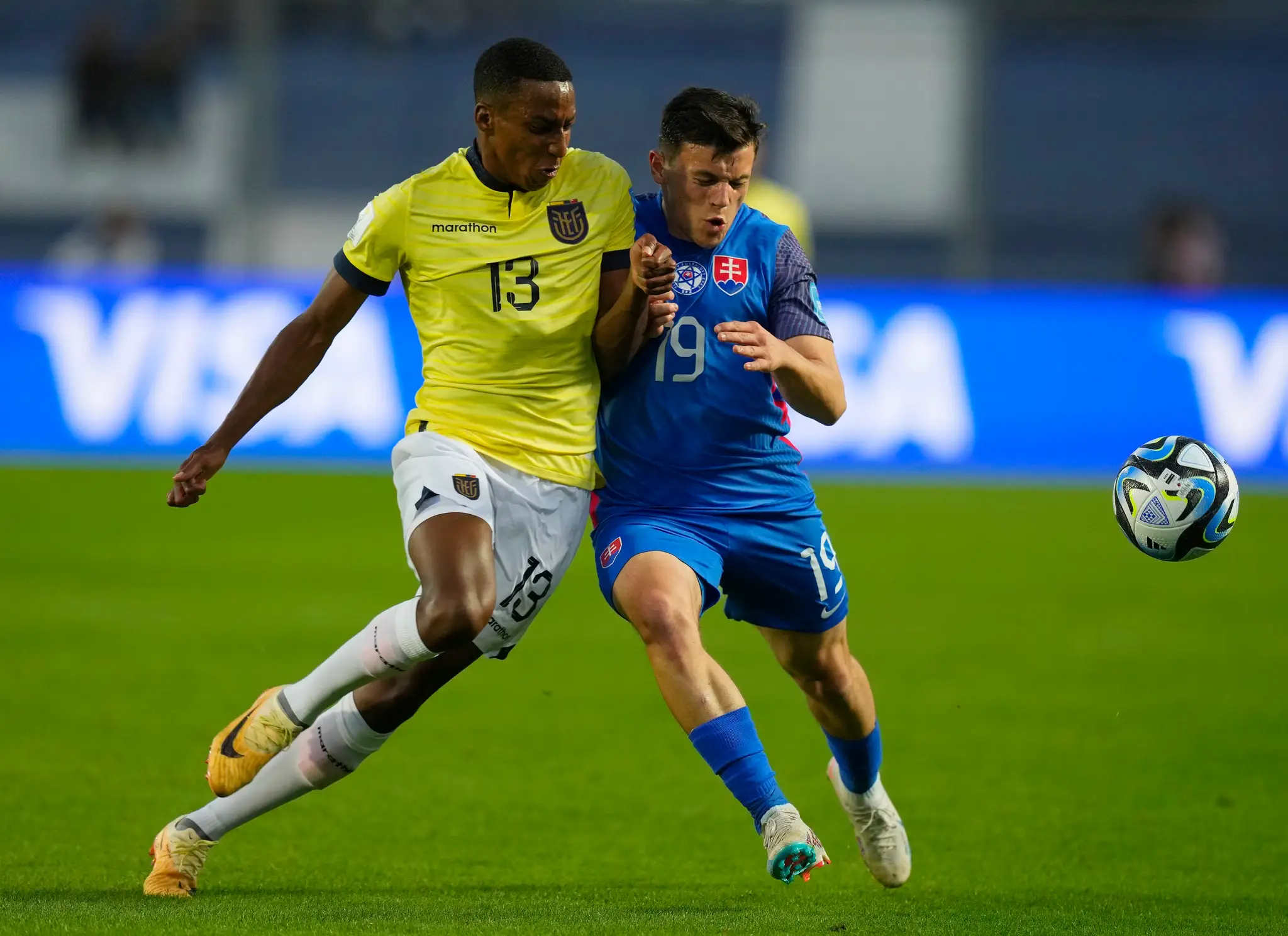 Samuel Kopásek v súboji o loptu s Danielom De La Cruzom.