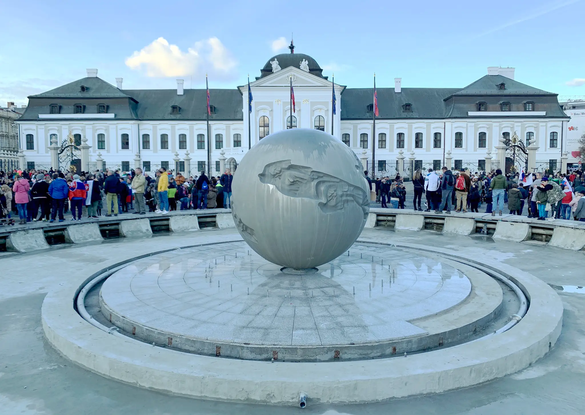 Protest pred Prezidentským palácom v Bratislave