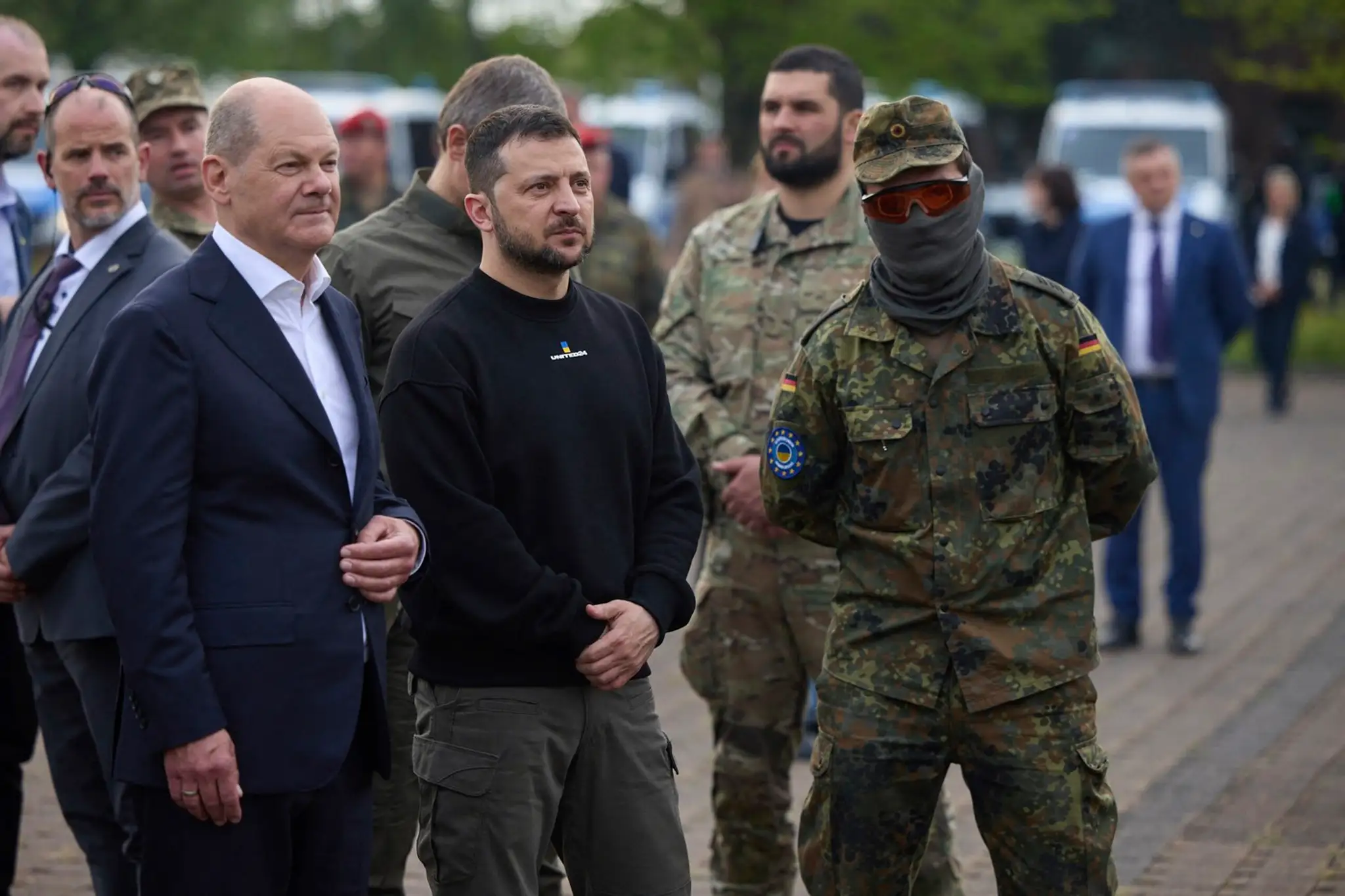 Kancelár Olaf Scholz s prezidentom Volodymyrom Zelenskyjom a vojakmi Bundeswehru.